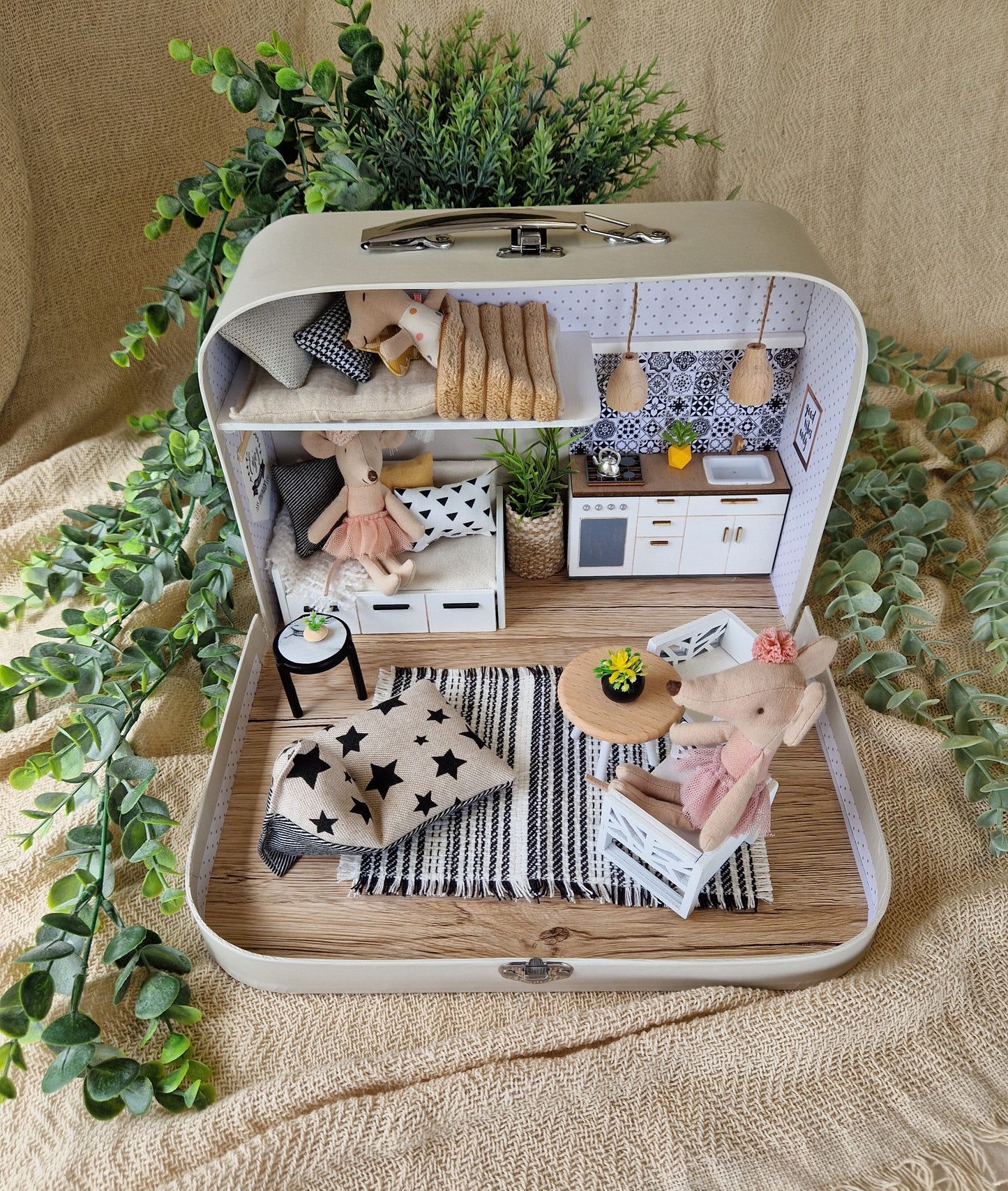 Nordic Nest – Puppenhaus im mittelgroßen Koffer