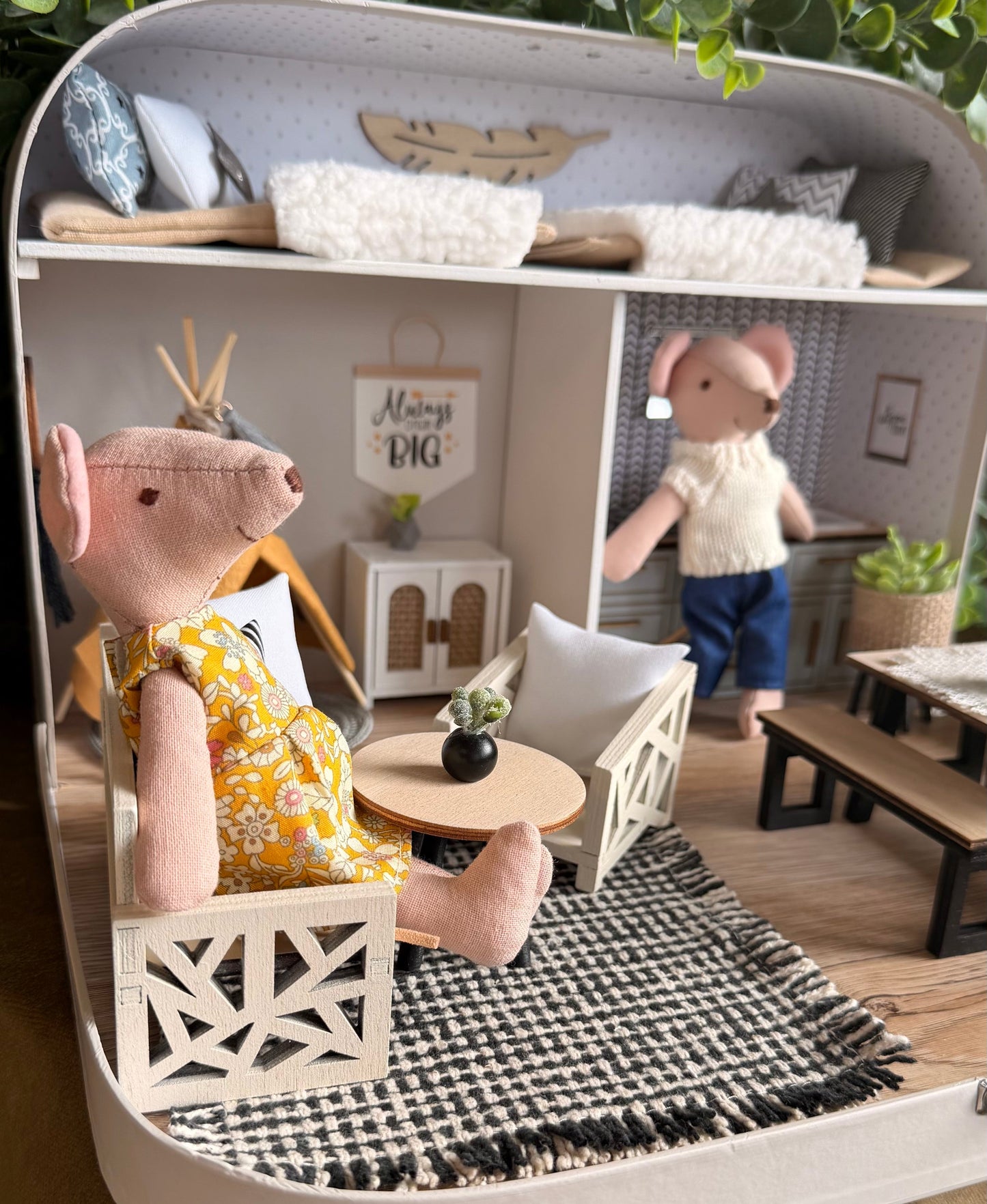 Die Übernachtungssuite – Großes Koffer-Puppenhaus