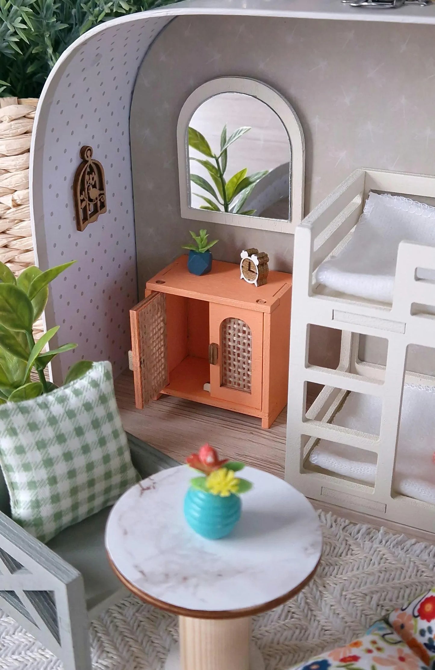 Reisepuppenhaus mit Frühlingsblumenmuster, kleines Puppenhaus im Koffer