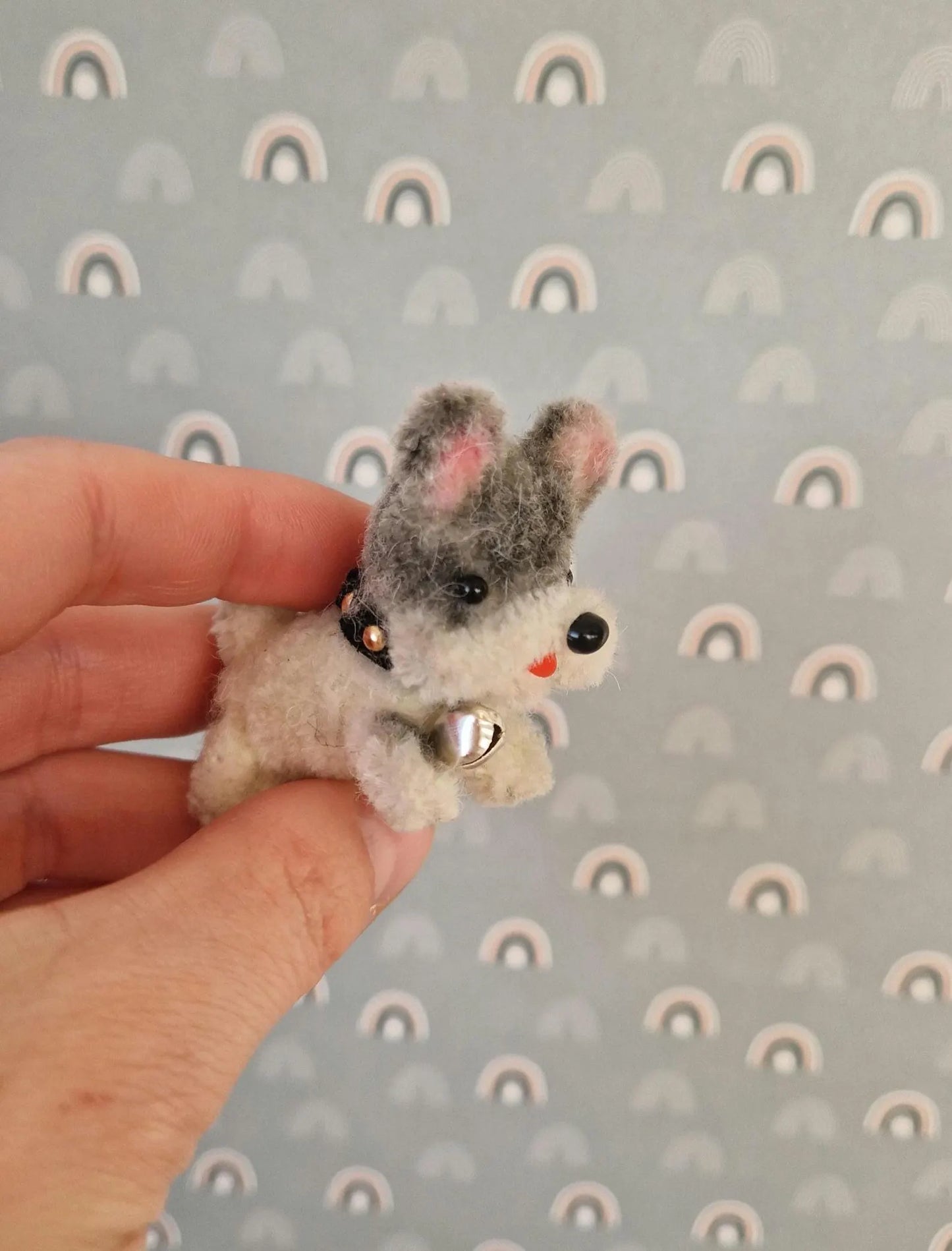 Miniatur-Hundebett mit kleinem Plüschhund – Puppenhaustiere, Miniatur-Hundezubehör