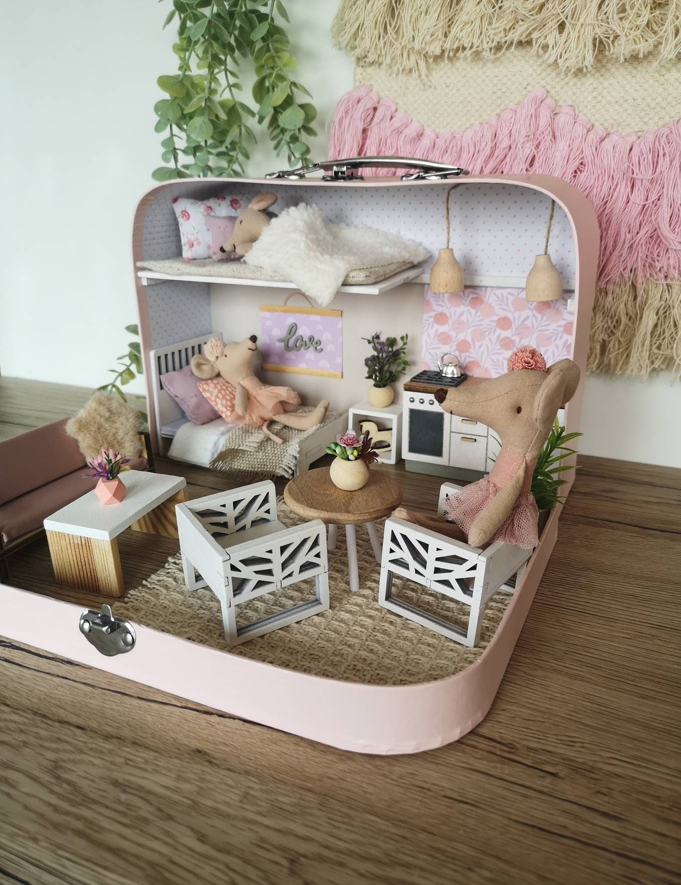 Blush Haven – Puppenhaus im mittleren Kofferformat