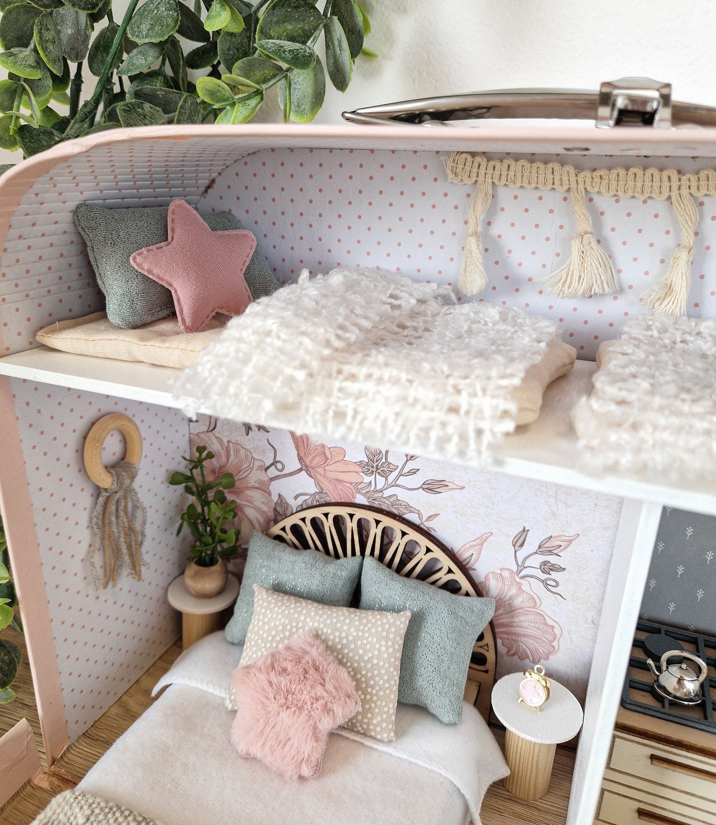 Gemütlicher Rückzugsort in Pastellfarben – Großes Koffer-Puppenhaus
