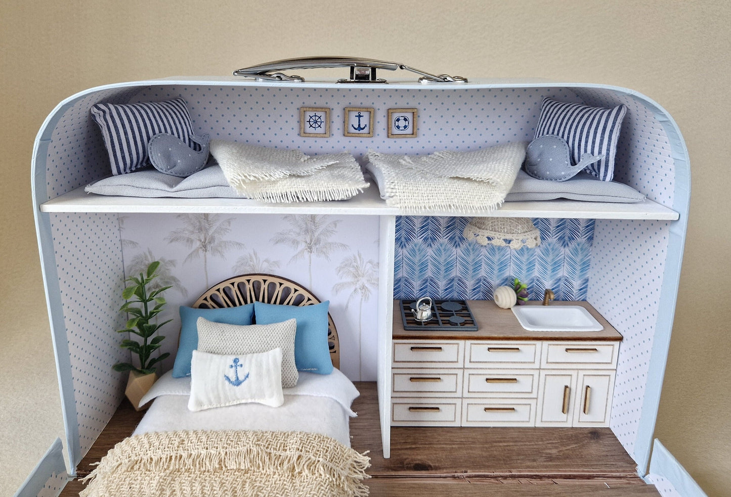 Coastal Breeze – Großes Koffer-Puppenhaus