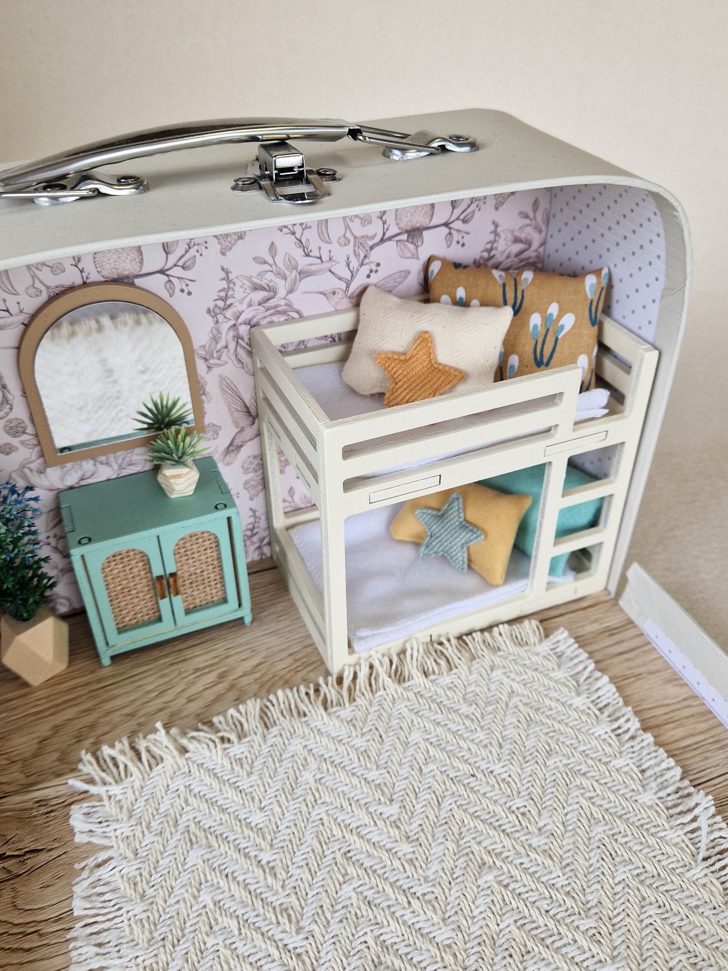 Rosebird Cottage – Kleines Koffer-Puppenhaus