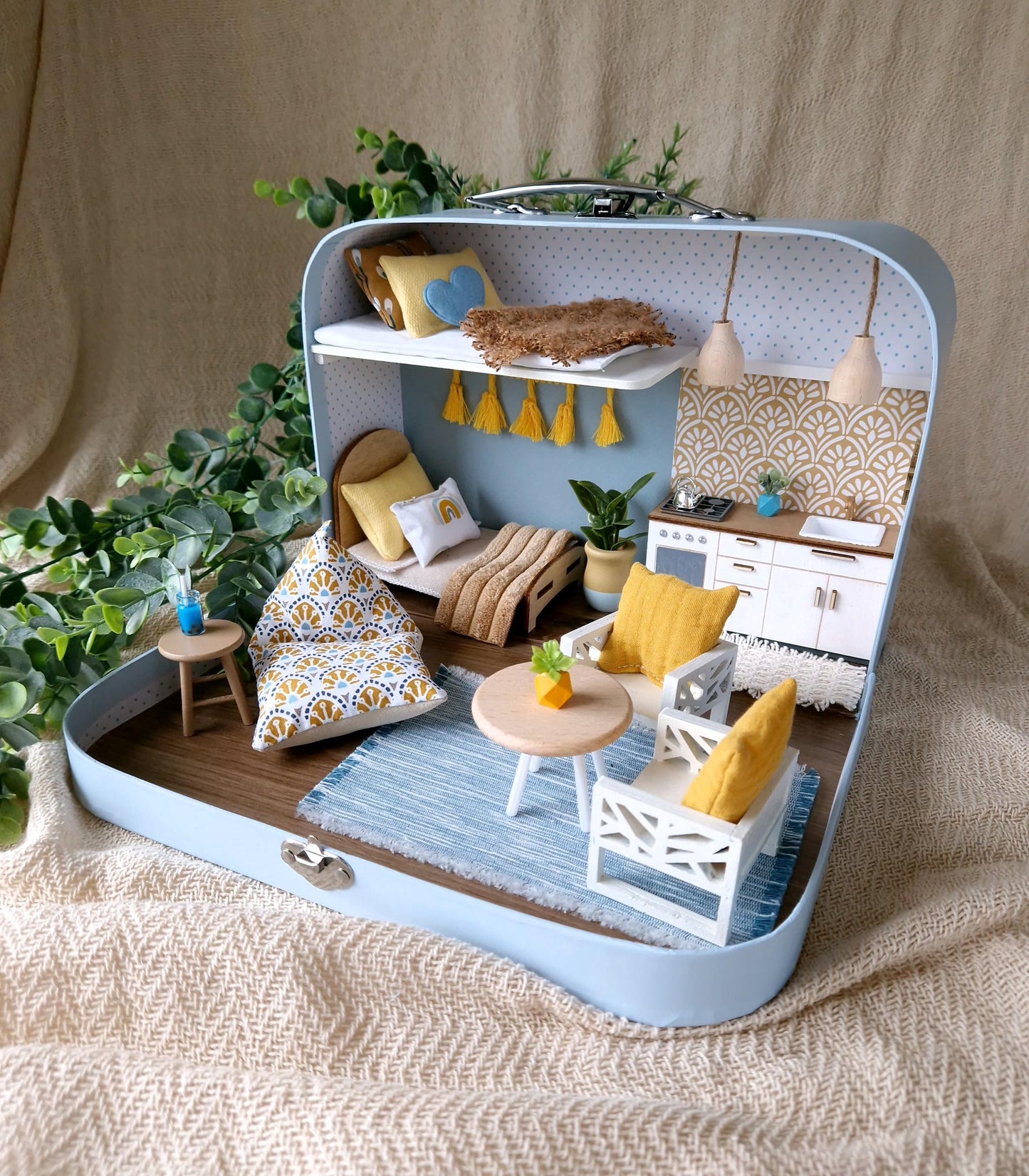Tagträume & Sonnenschein – Puppenhaus im mittleren Koffer