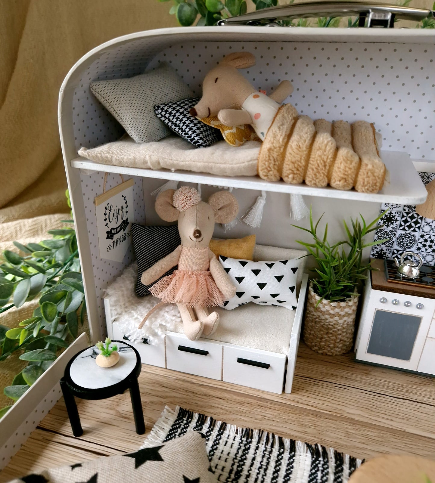 Nordic Nest – Puppenhaus im mittelgroßen Koffer