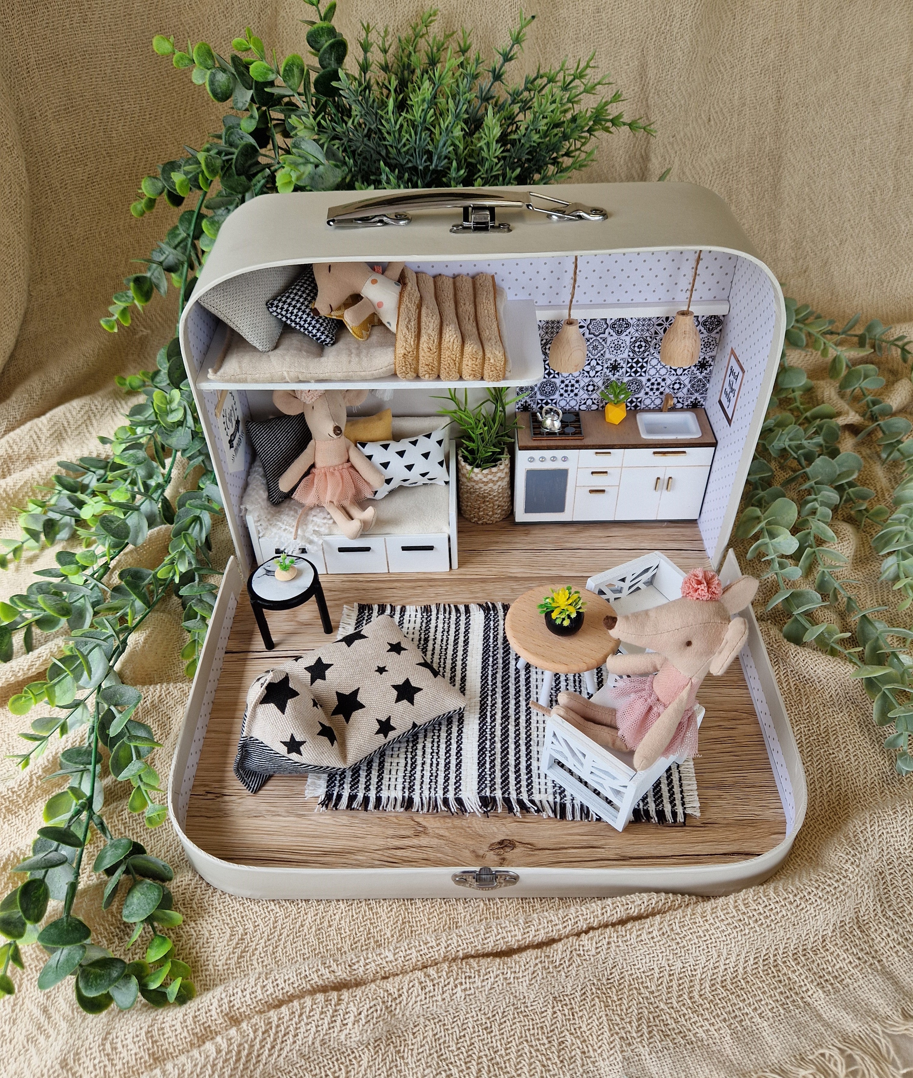 Nordic Nest – Puppenhaus im mittelgroßen Koffer