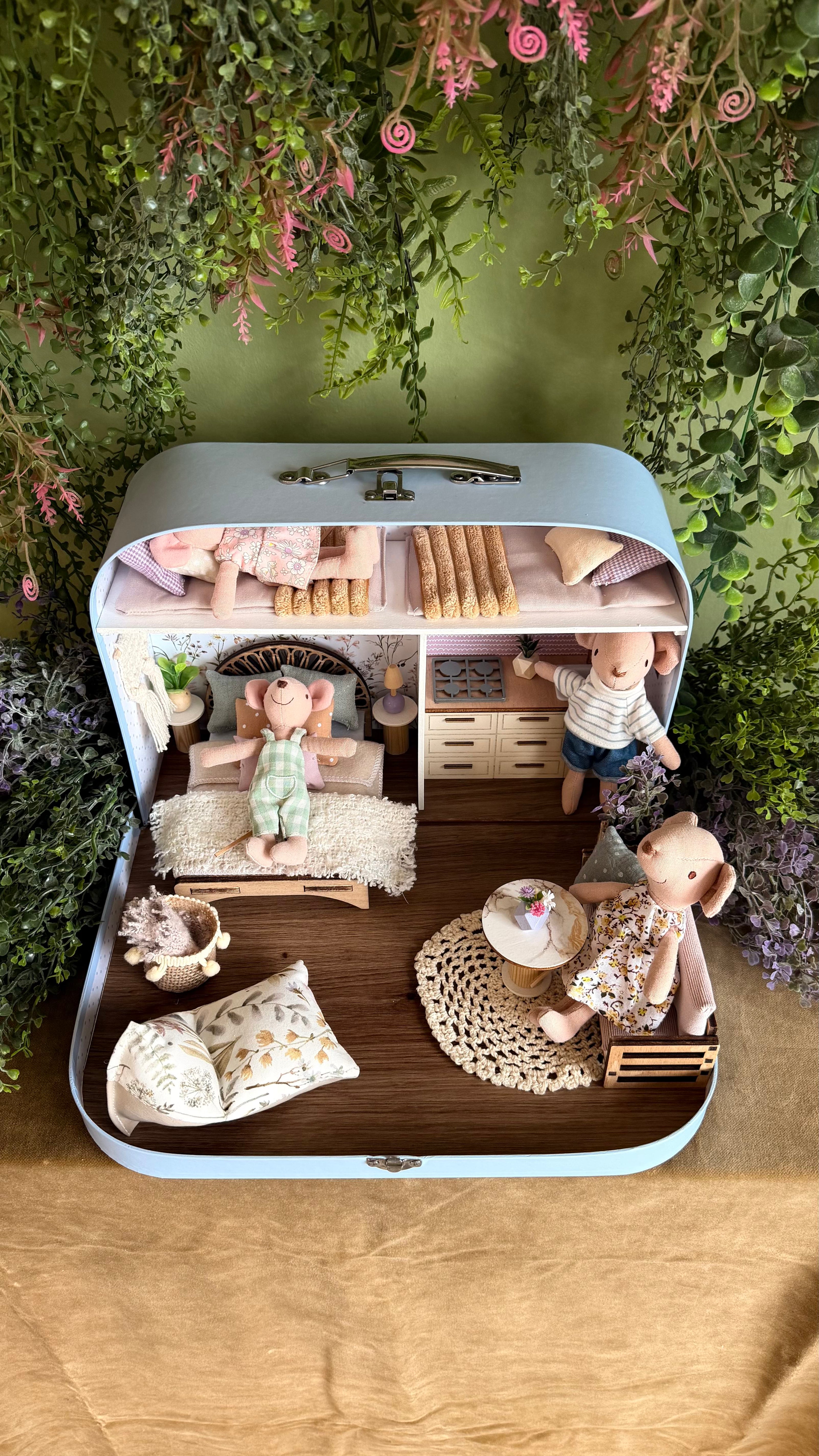 Lavendel-Luxus – Großes Koffer-Puppenhaus