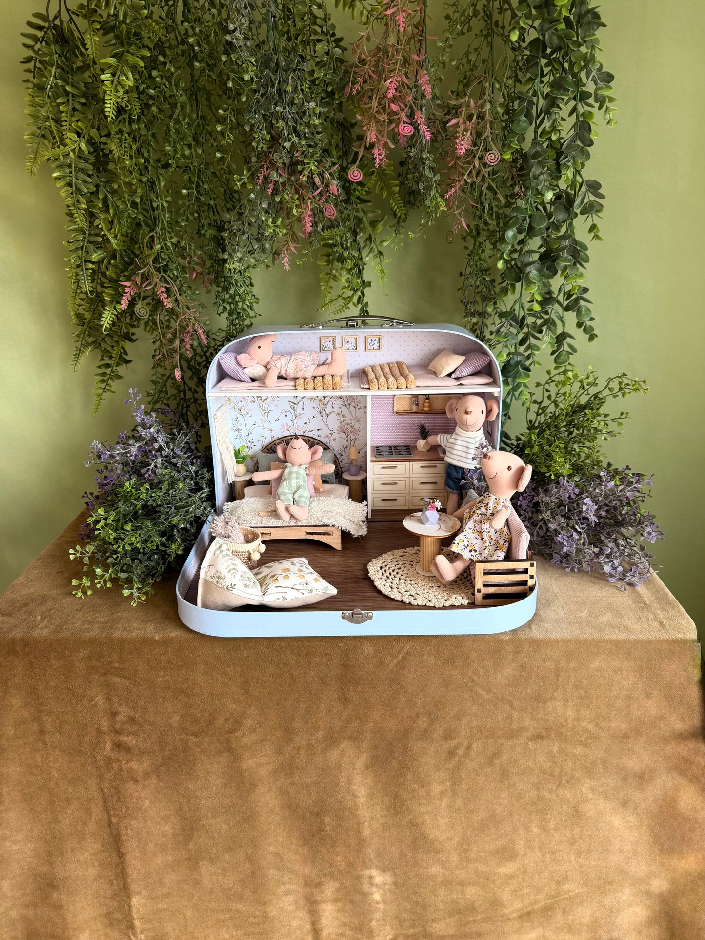 Lavendel-Luxus – Großes Koffer-Puppenhaus