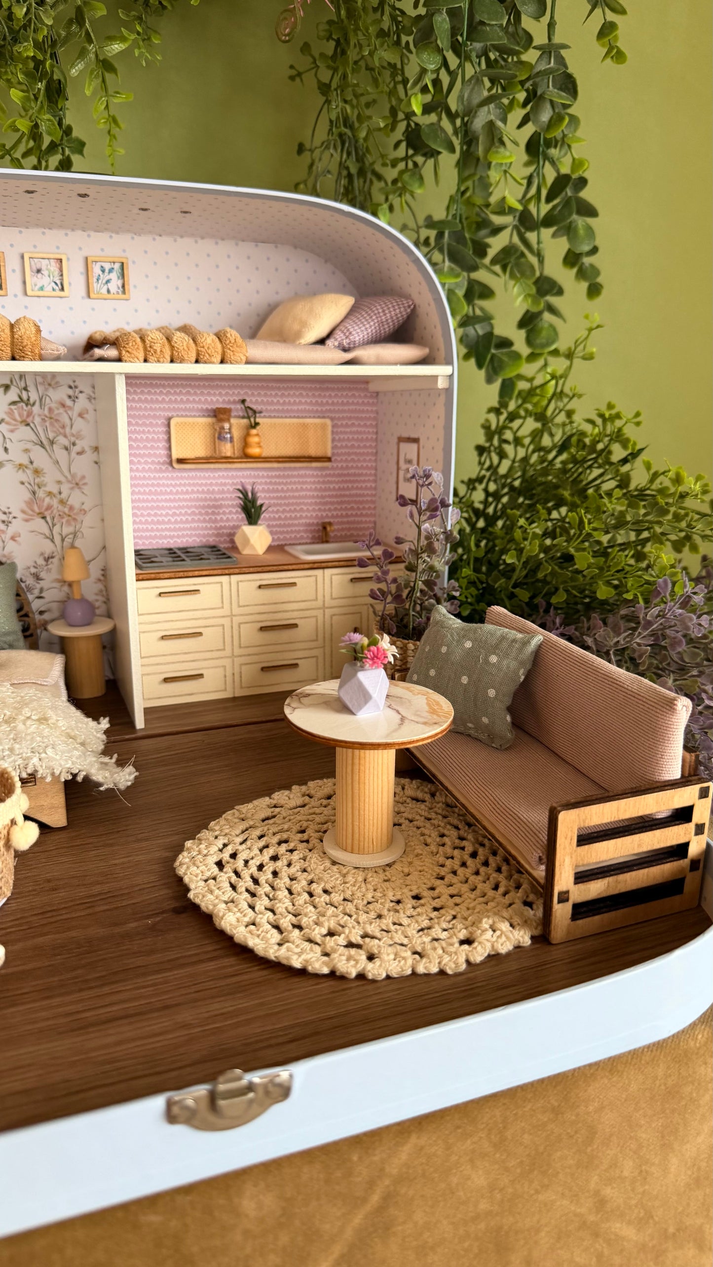 Lavendel-Luxus – Großes Koffer-Puppenhaus