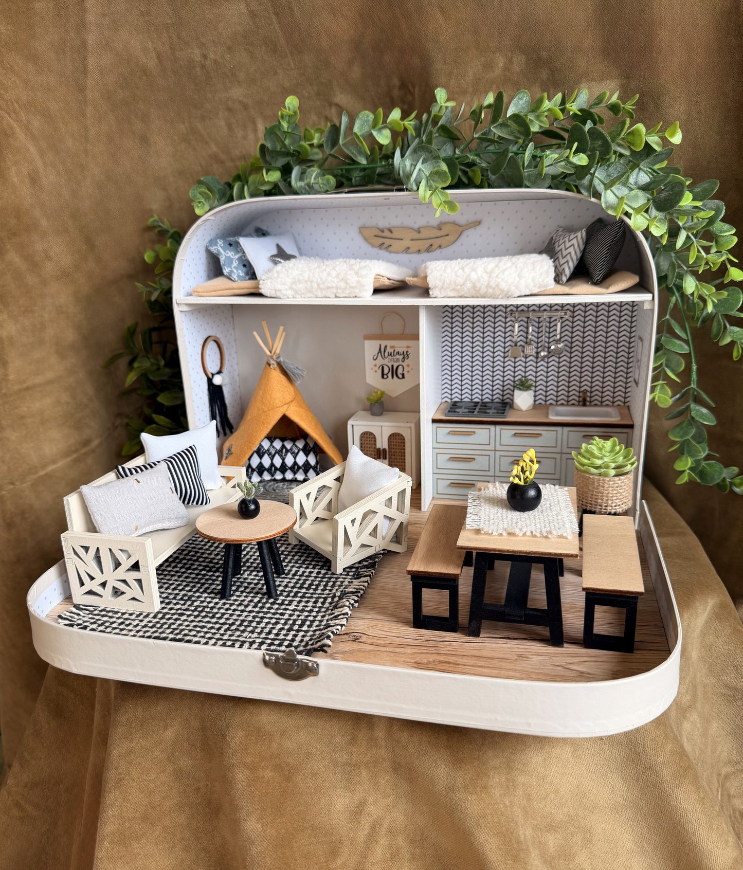 Die Übernachtungssuite – Großes Koffer-Puppenhaus