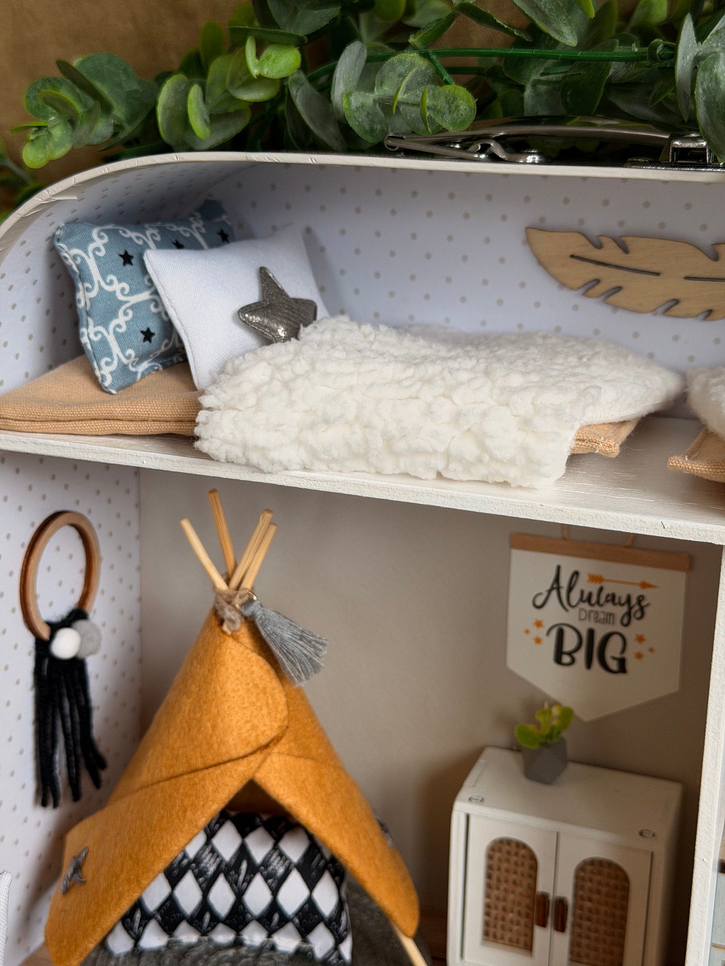 Die Übernachtungssuite – Großes Koffer-Puppenhaus