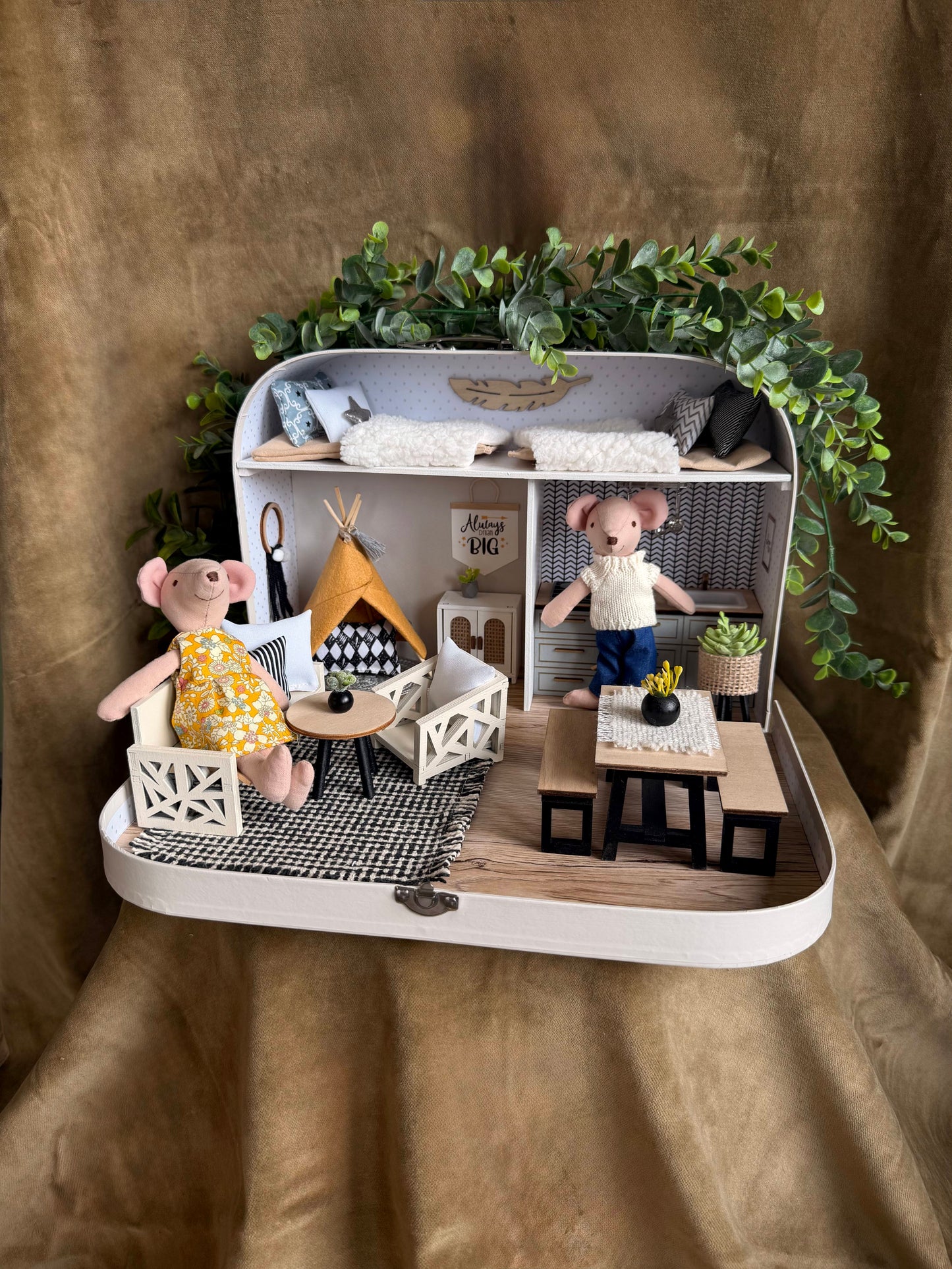 Die Übernachtungssuite – Großes Koffer-Puppenhaus