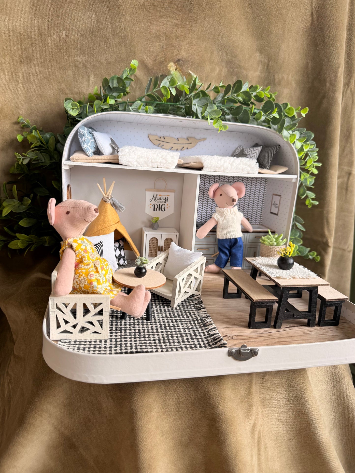 Die Übernachtungssuite – Großes Koffer-Puppenhaus