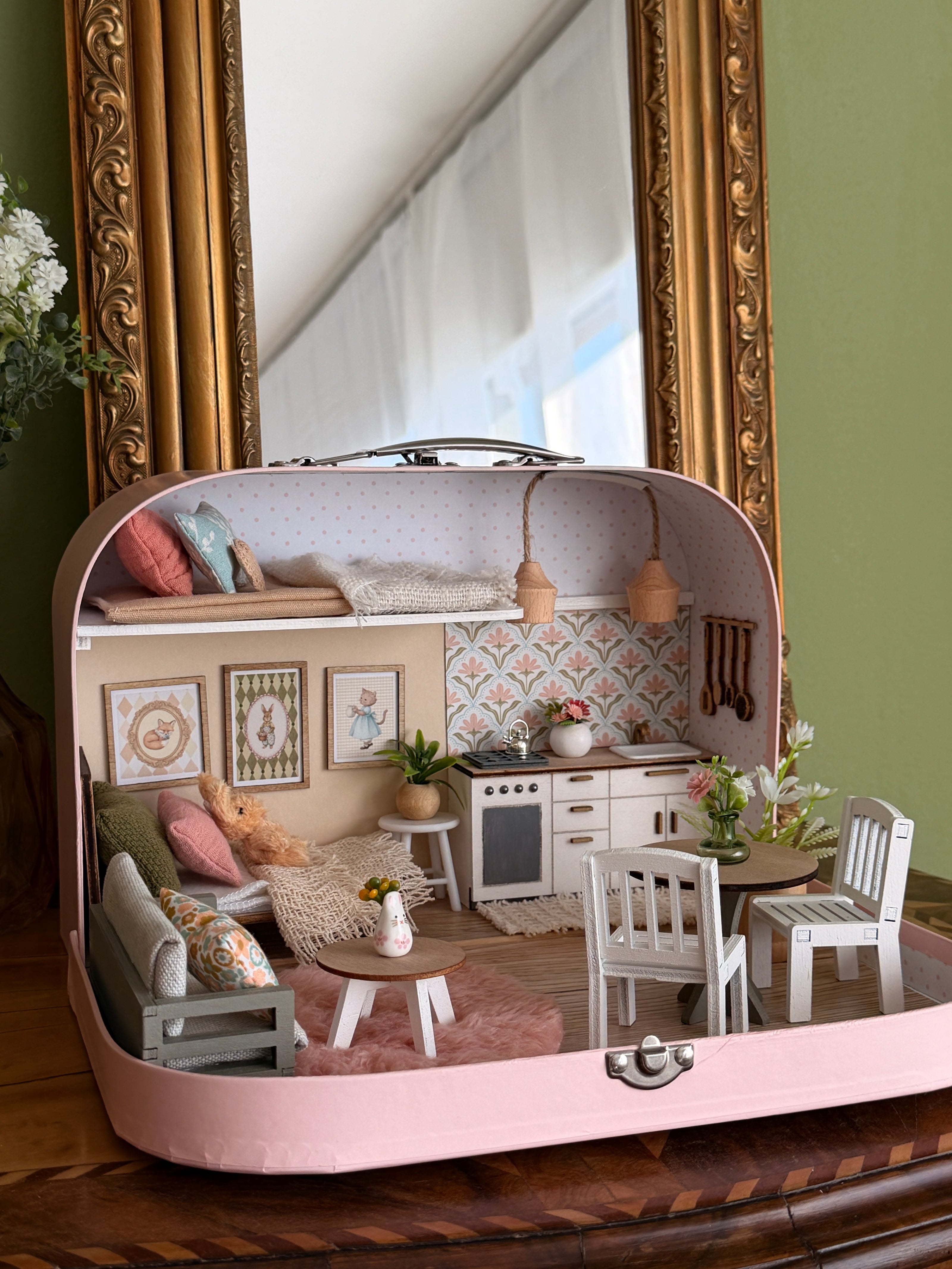 Pastellblüte – Puppenhaus im mittleren Kofferformat