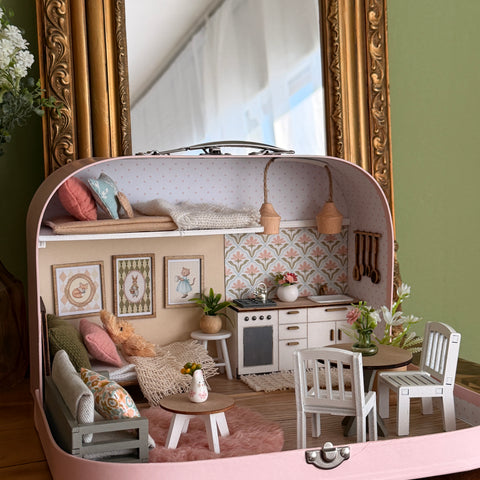 Pastellblüte – Puppenhaus im mittleren Kofferformat