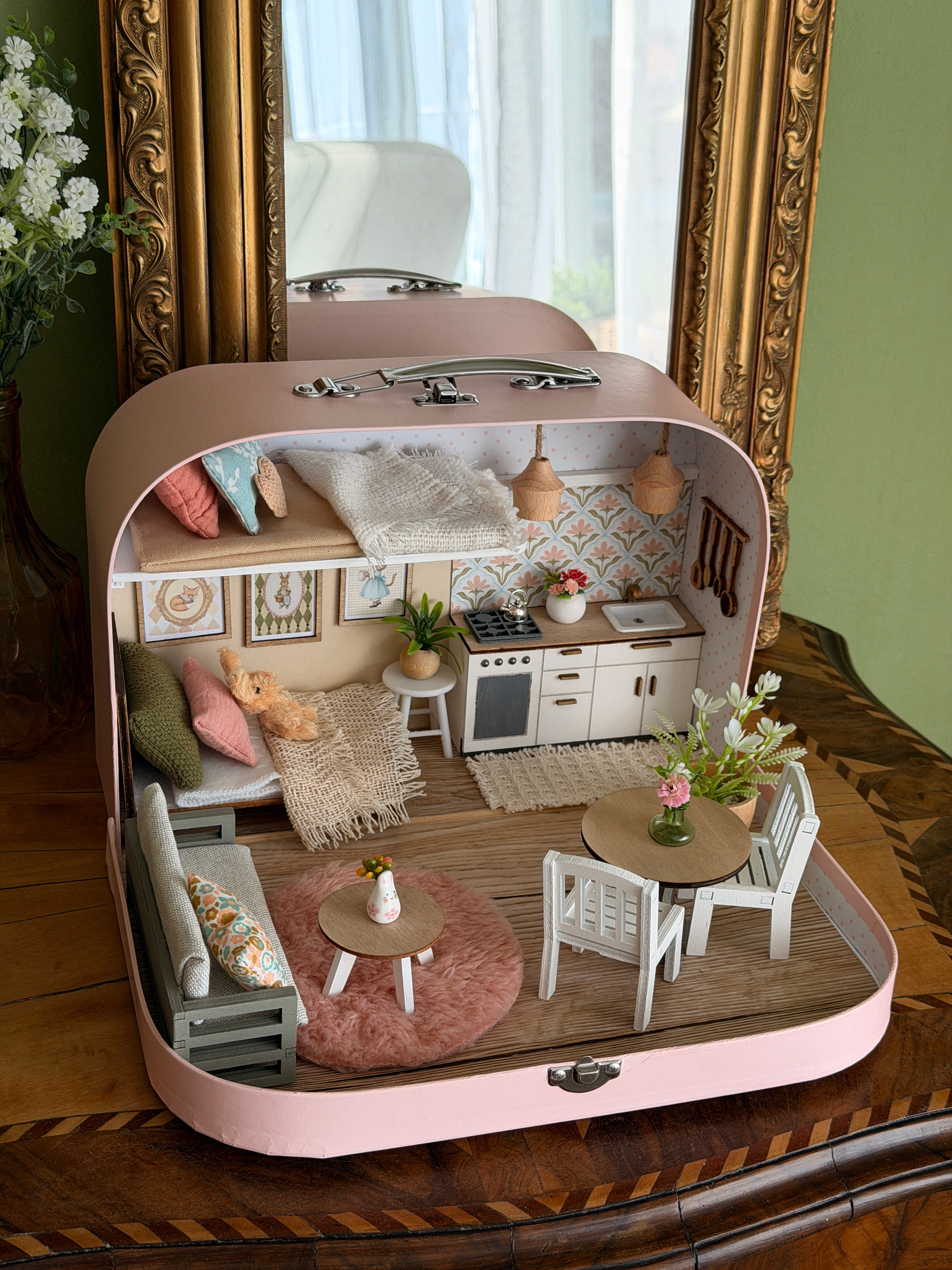Pastellblüte – Puppenhaus im mittleren Kofferformat