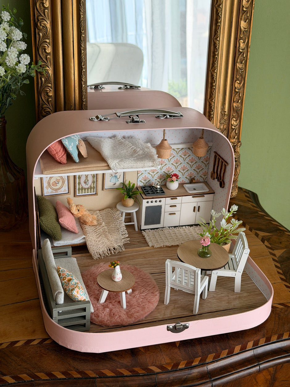 Pastellblüte – Puppenhaus im mittleren Kofferformat