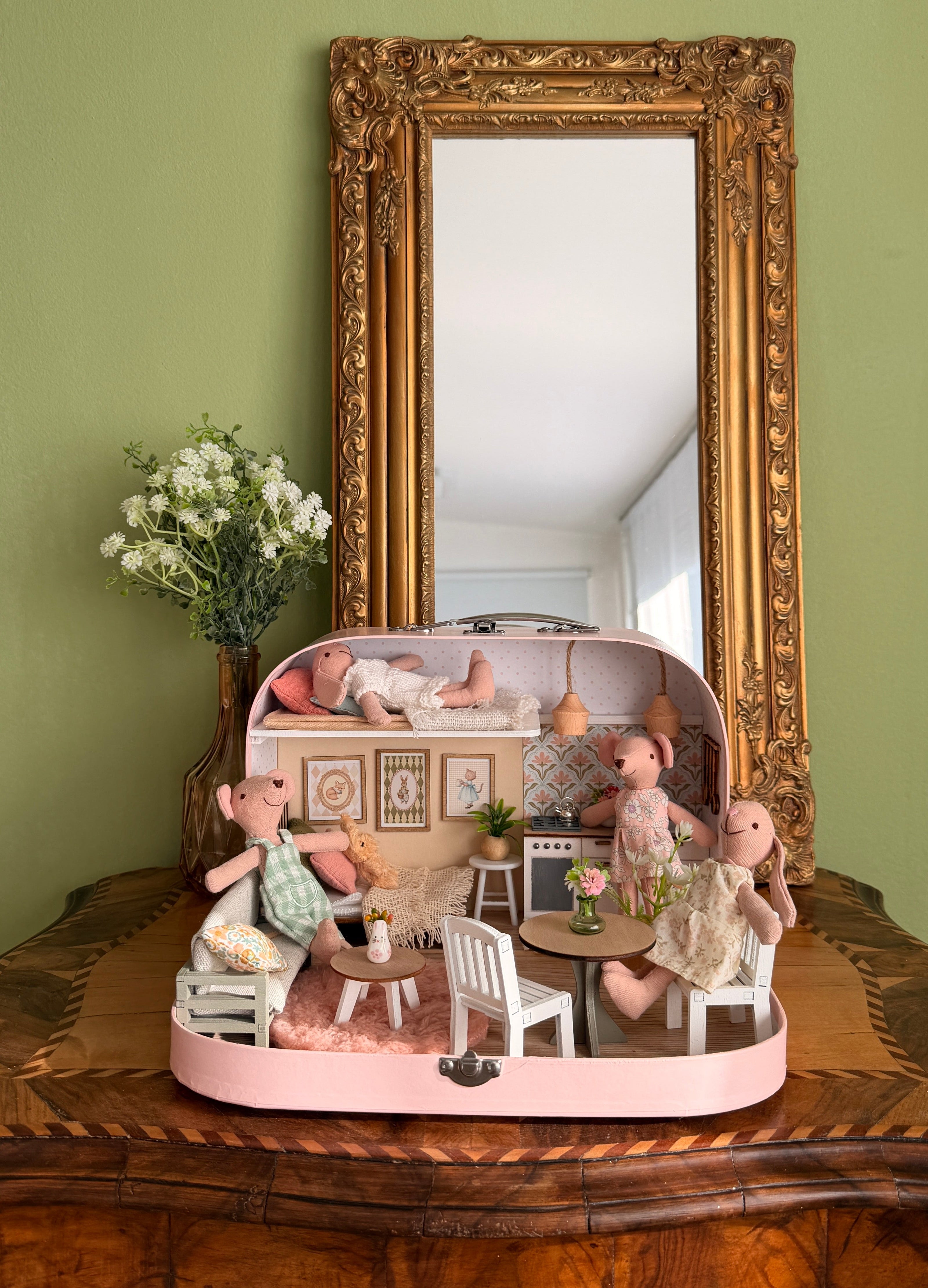 Pastellblüte – Puppenhaus im mittleren Kofferformat