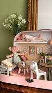 Pastellblüte – Puppenhaus im mittleren Kofferformat