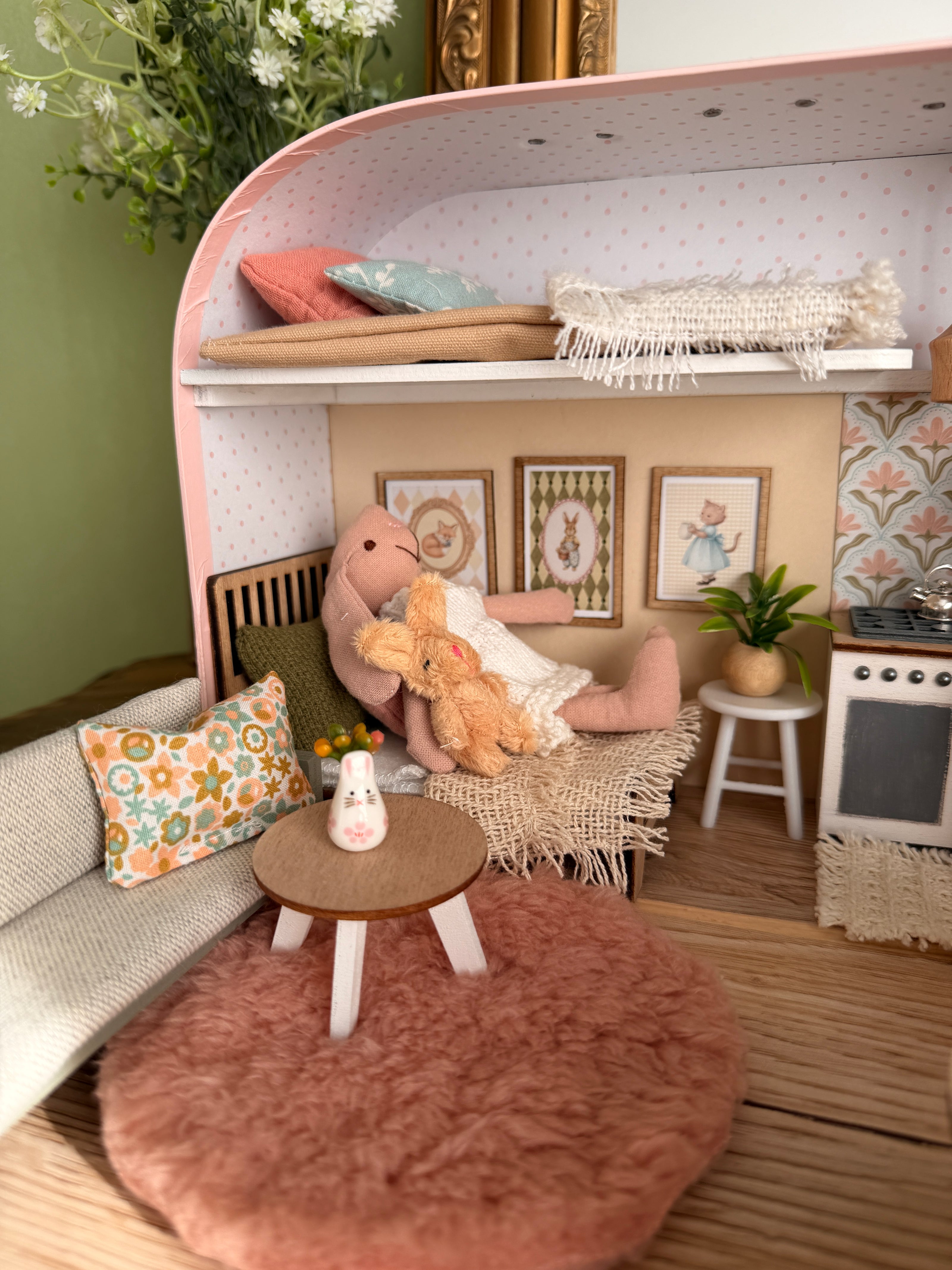 Pastellblüte – Puppenhaus im mittleren Kofferformat