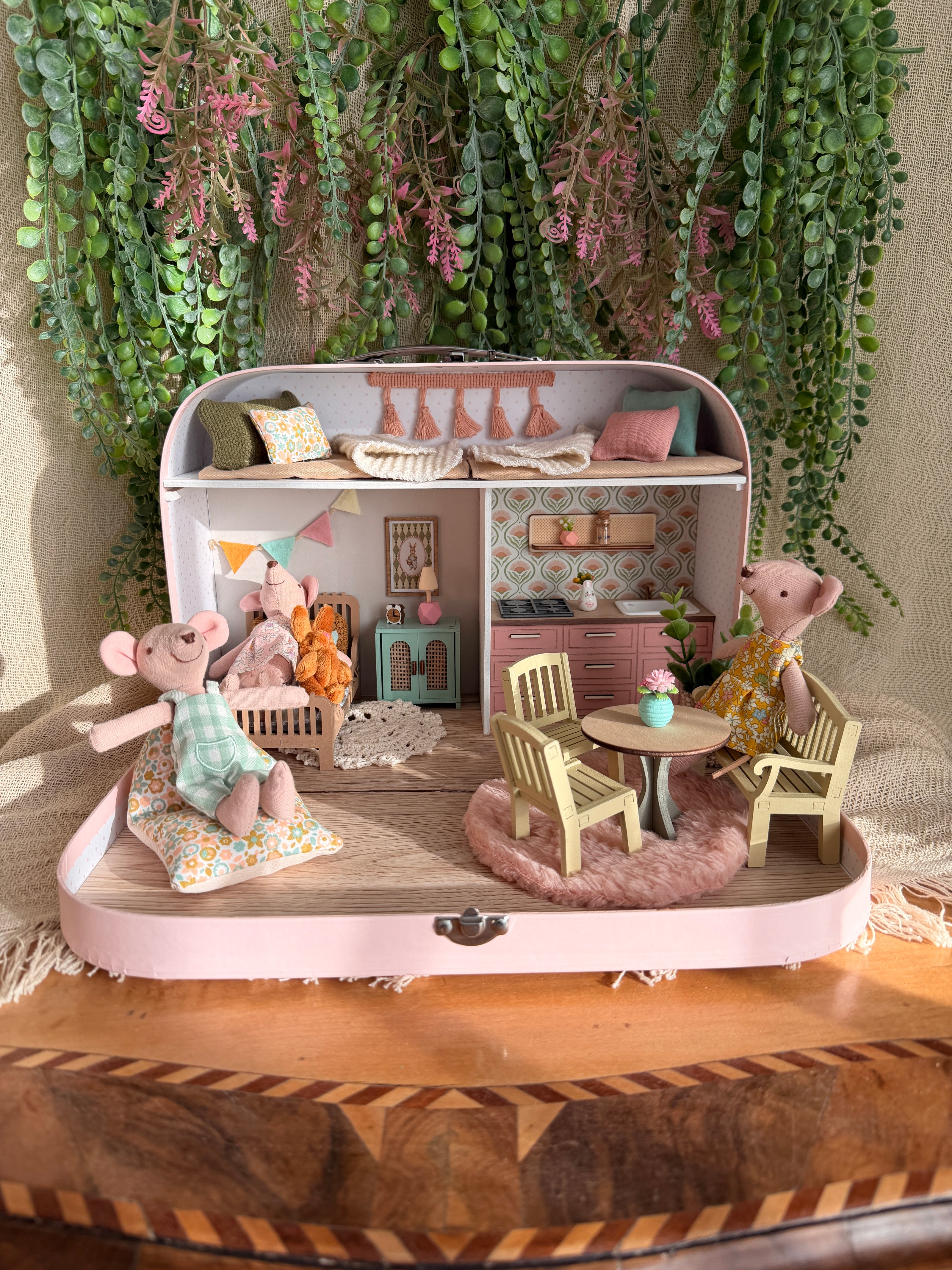 Die Übernachtungssuite – Großes Koffer-Puppenhaus