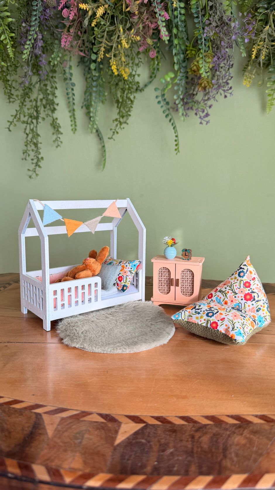 Dolhouse Miniatur-Kinderzimmermöbel im Maßstab 1:12, Soft Latte & Peach Set, Miniaturbett, Sitzsack (perfekt für die Maus Maileg)