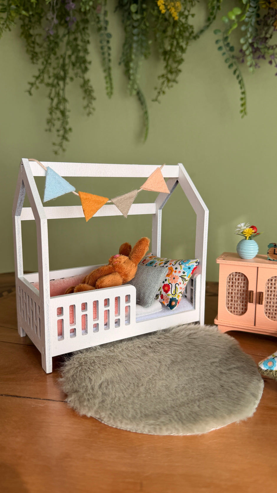 Dolhouse Miniatur-Kinderzimmermöbel im Maßstab 1:12, Soft Latte & Peach Set, Miniaturbett, Sitzsack (perfekt für die Maus Maileg)