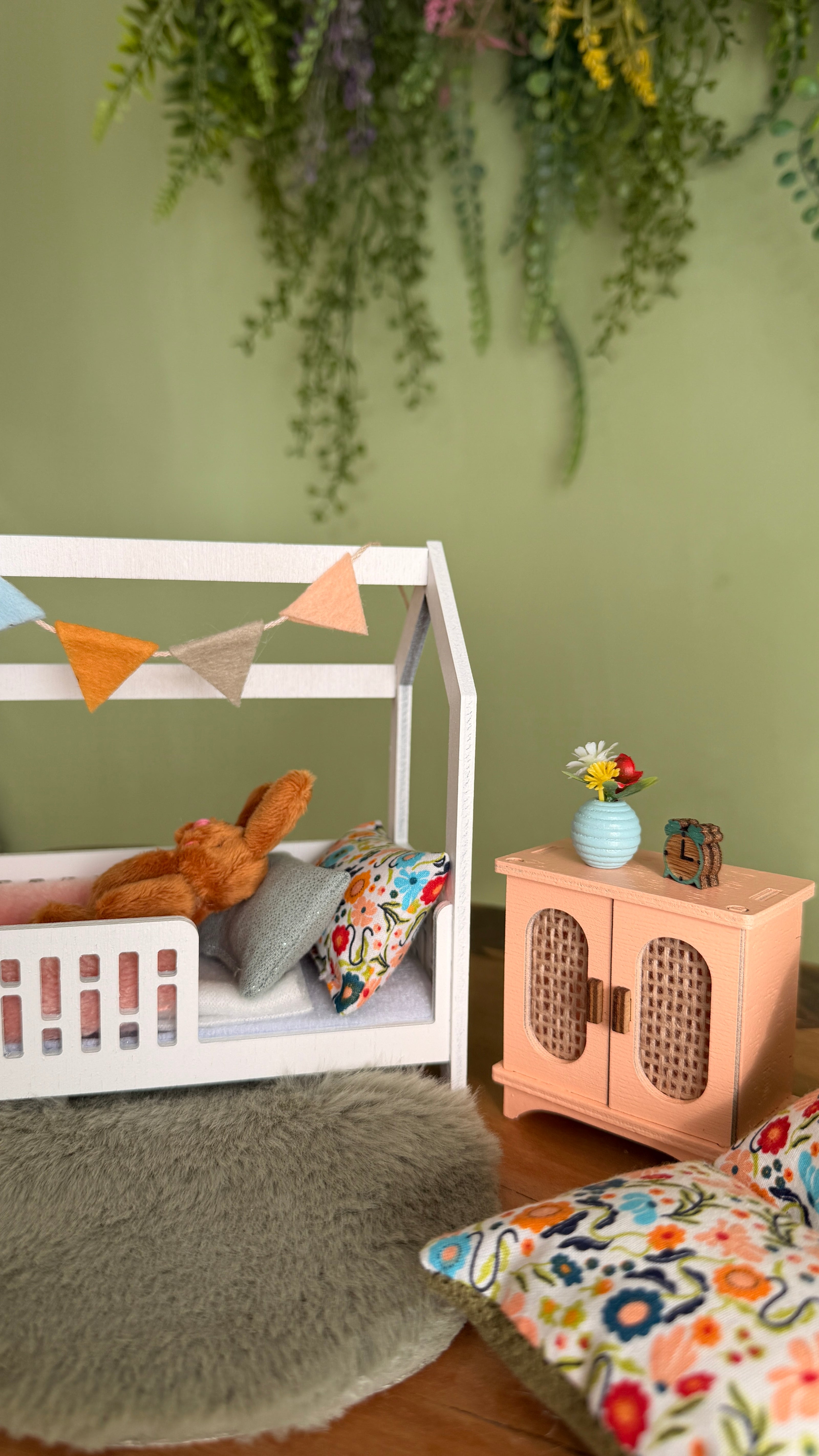 Dolhouse Miniatur-Kinderzimmermöbel im Maßstab 1:12, Soft Latte & Peach Set, Miniaturbett, Sitzsack (perfekt für die Maus Maileg)