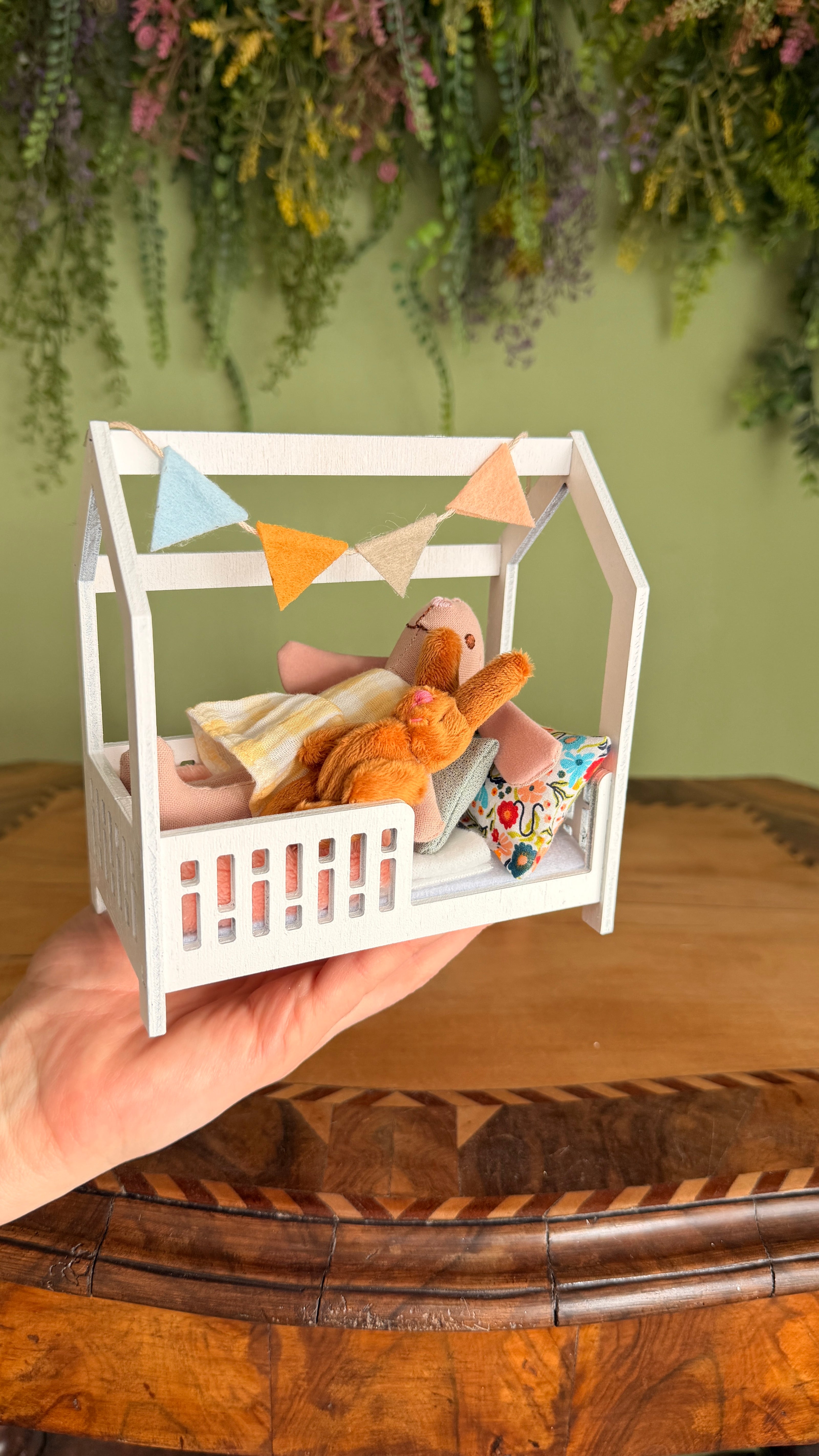 Dolhouse Miniatur-Kinderzimmermöbel im Maßstab 1:12, Soft Latte & Peach Set, Miniaturbett, Sitzsack (perfekt für die Maus Maileg)