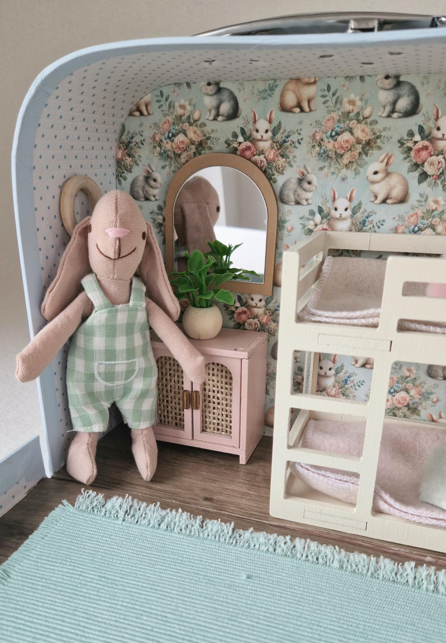 Kleines Puppenhaus im Koffer, Hasennest, Puppenhaus, Miniaturmöbel, Maßstab 1:12, Maileg Mäusehaus