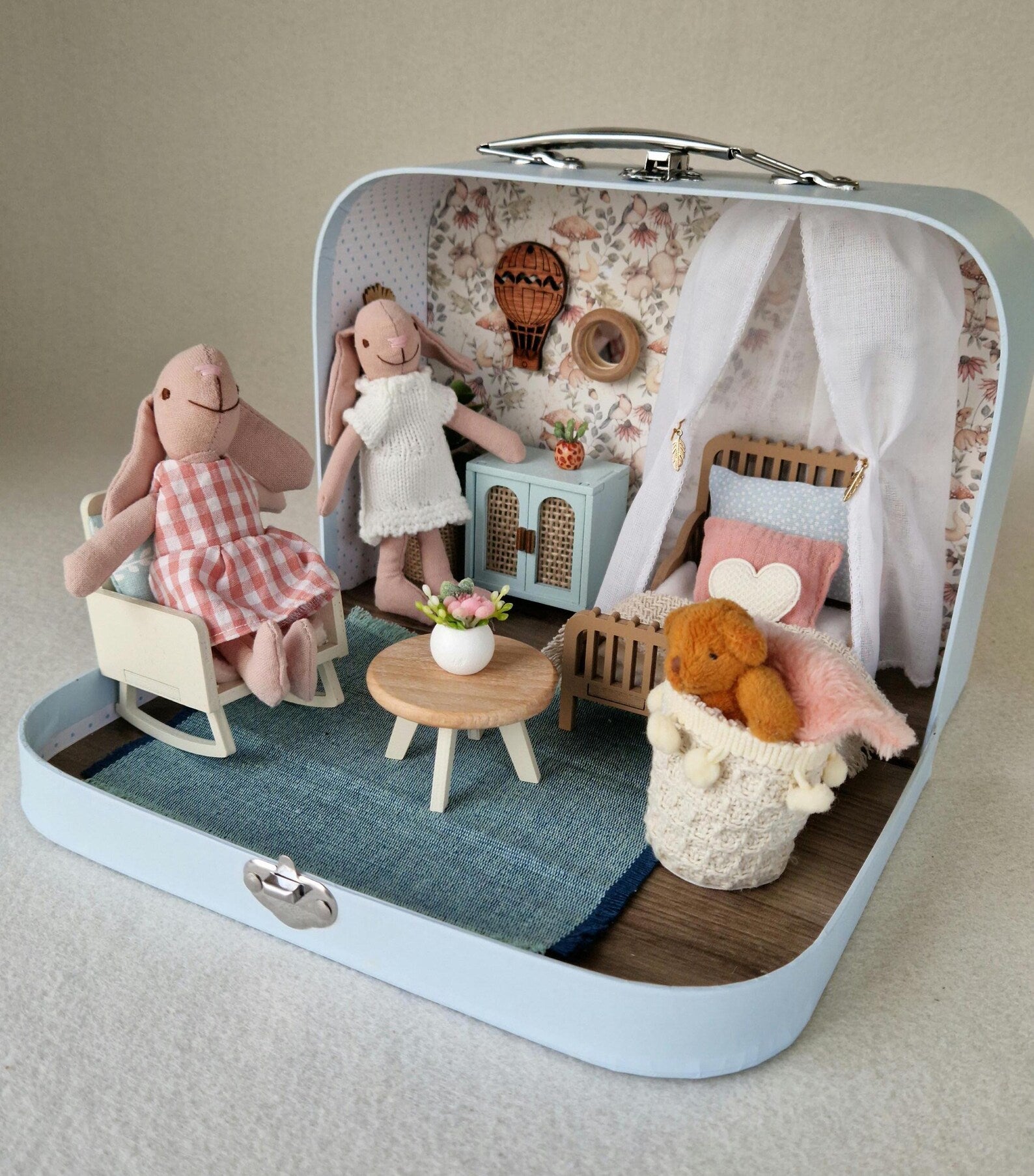 Kleines Puppenhaus im Koffer, Hasennest, Puppenhaus, Miniaturmöbel, Maßstab 1:12, Maileg Mäusehaus