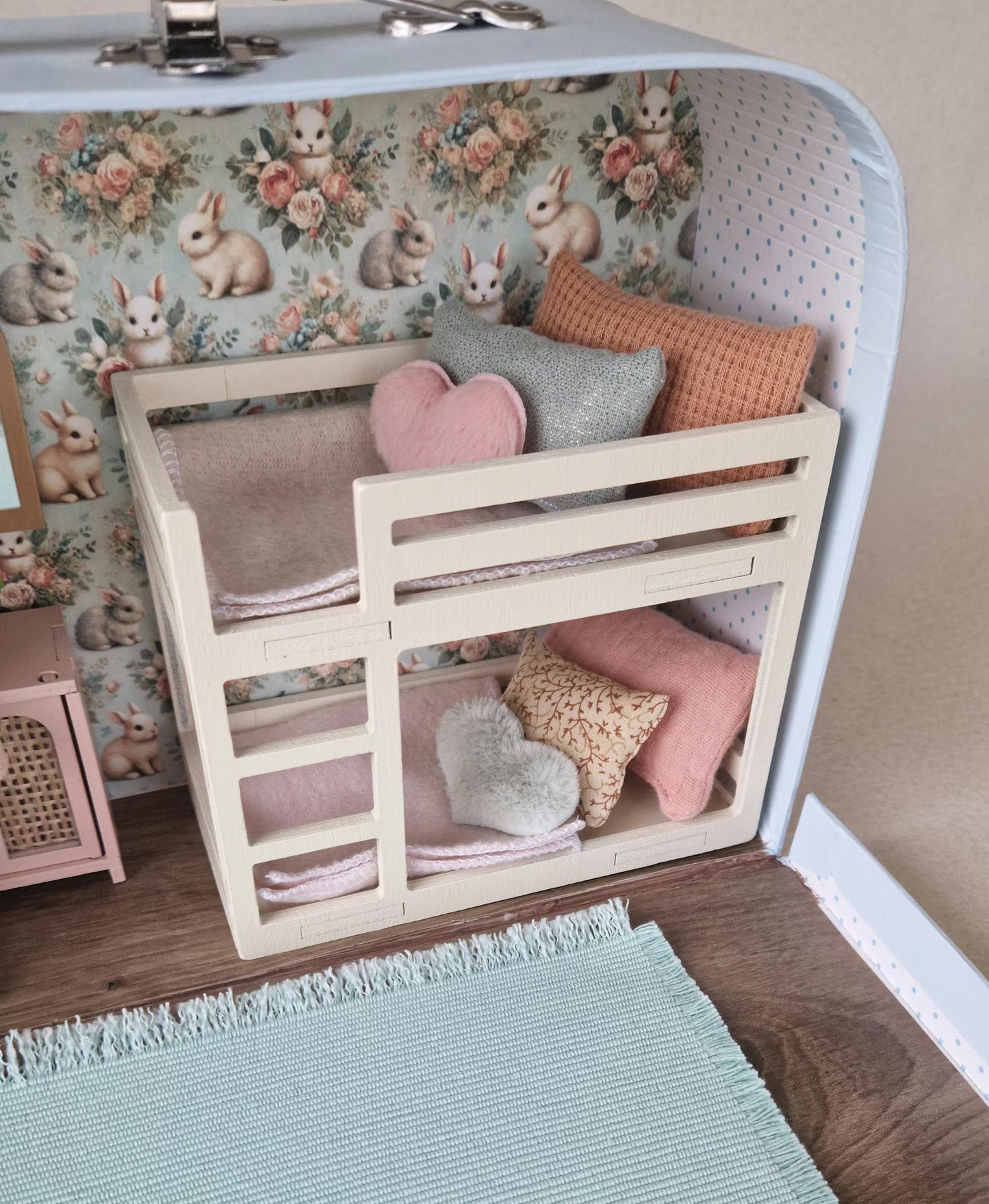 Kleines Puppenhaus im Koffer, Hasennest, Puppenhaus, Miniaturmöbel, Maßstab 1:12, Maileg Mäusehaus