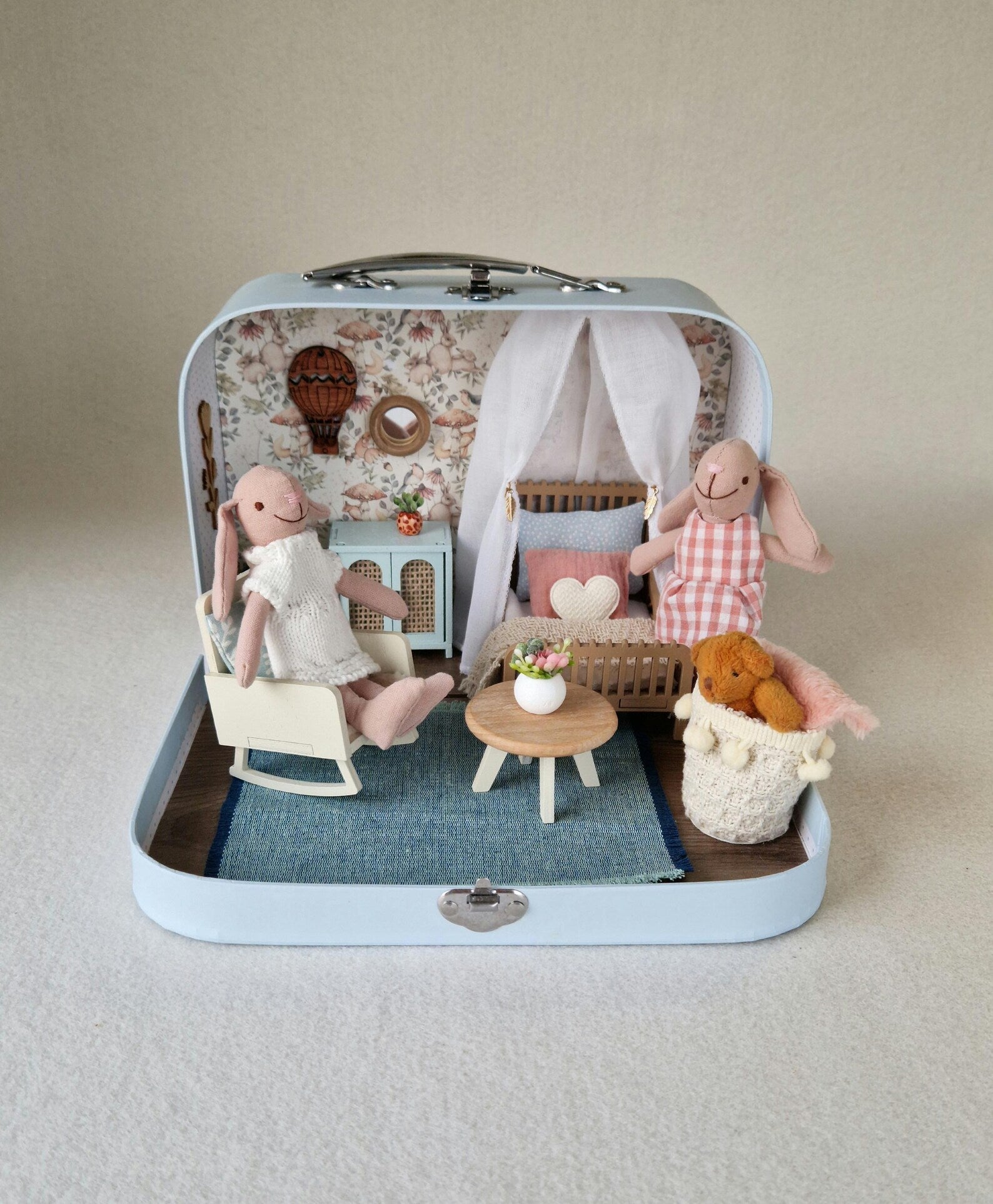 Kleines Puppenhaus im Koffer, Hasennest, Puppenhaus, Miniaturmöbel, Maßstab 1:12, Maileg Mäusehaus