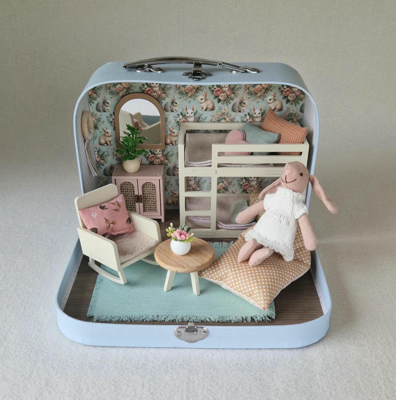 Kleines Puppenhaus im Koffer, Hasennest, Puppenhaus, Miniaturmöbel, Maßstab 1:12, Maileg Mäusehaus