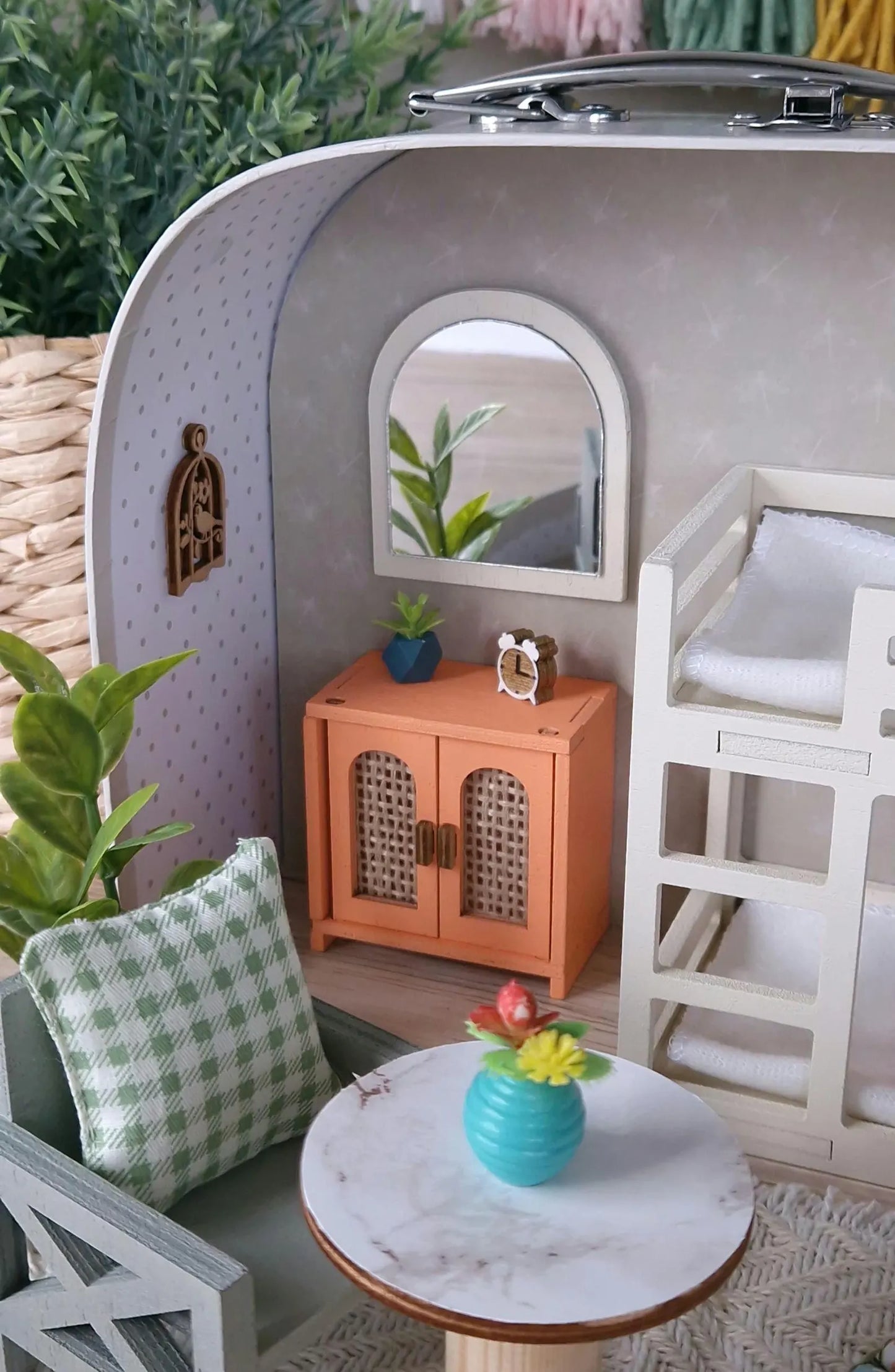 Reisepuppenhaus mit Frühlingsblumenmuster, kleines Puppenhaus im Koffer