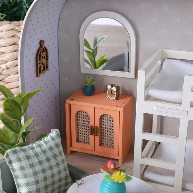 Reisepuppenhaus mit Frühlingsblumenmuster, kleines Puppenhaus im Koffer