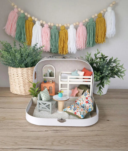 Reisepuppenhaus mit Frühlingsblumenmuster, kleines Puppenhaus im Koffer