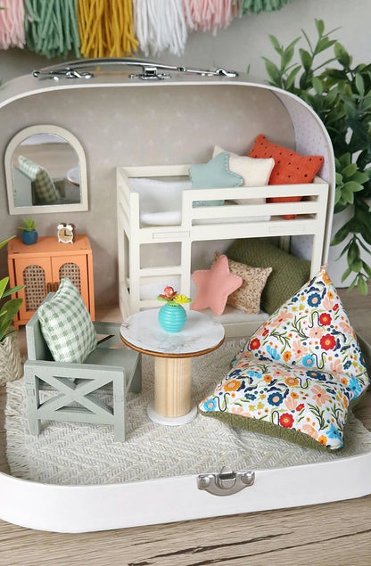 Reisepuppenhaus mit Frühlingsblumenmuster, kleines Puppenhaus im Koffer