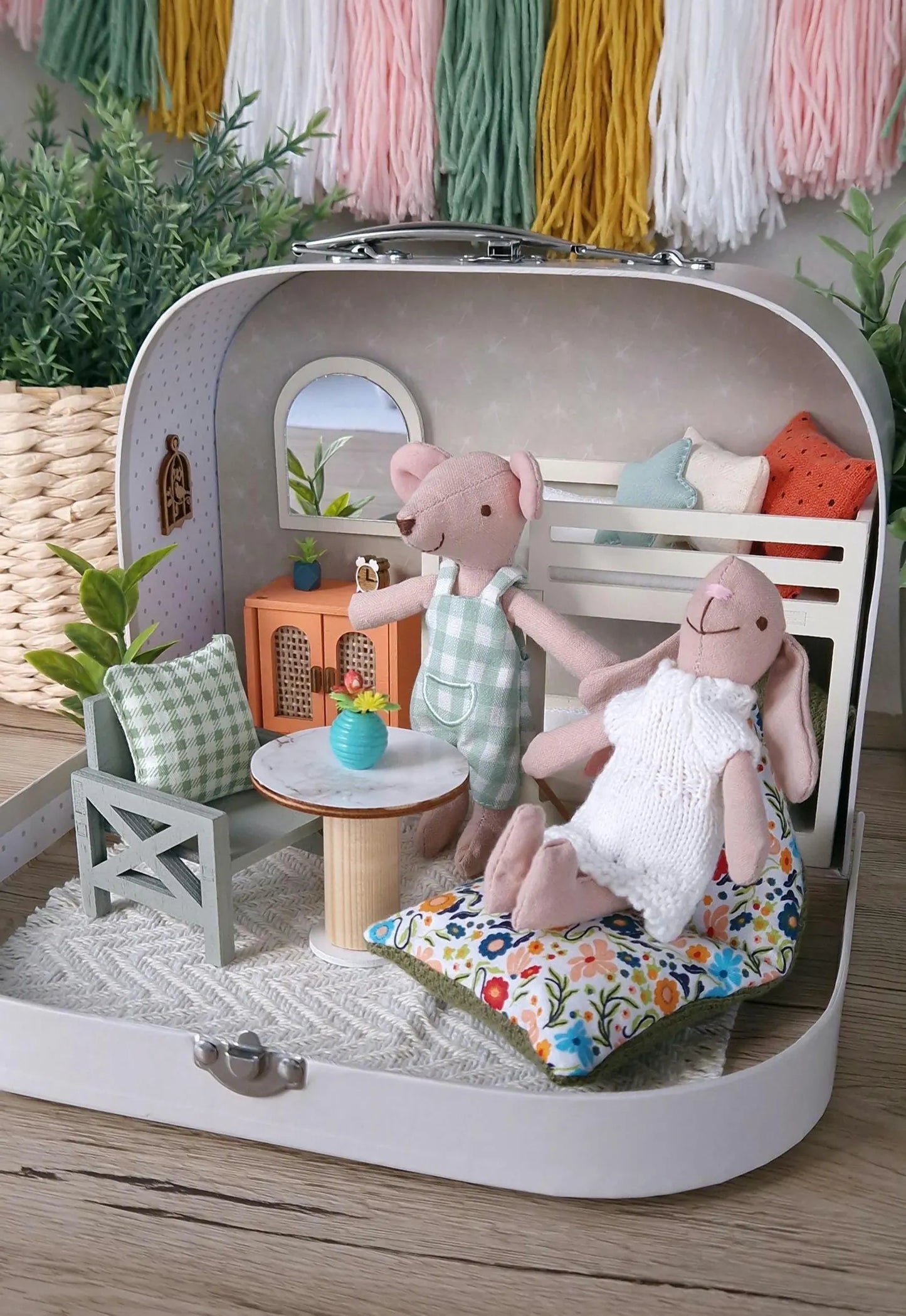 Reisepuppenhaus mit Frühlingsblumenmuster, kleines Puppenhaus im Koffer