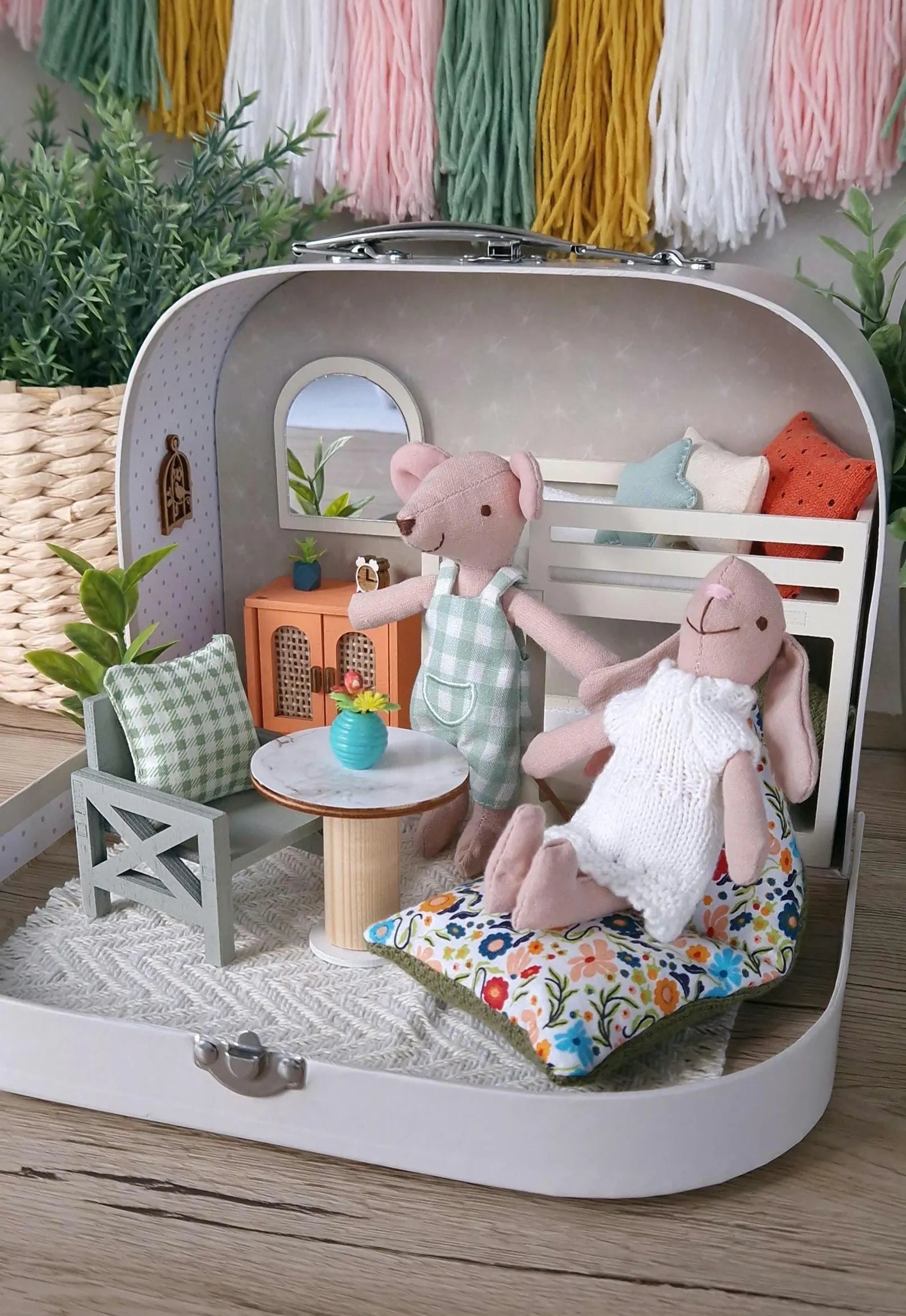 Reisepuppenhaus mit Frühlingsblumenmuster, kleines Puppenhaus im Koffer