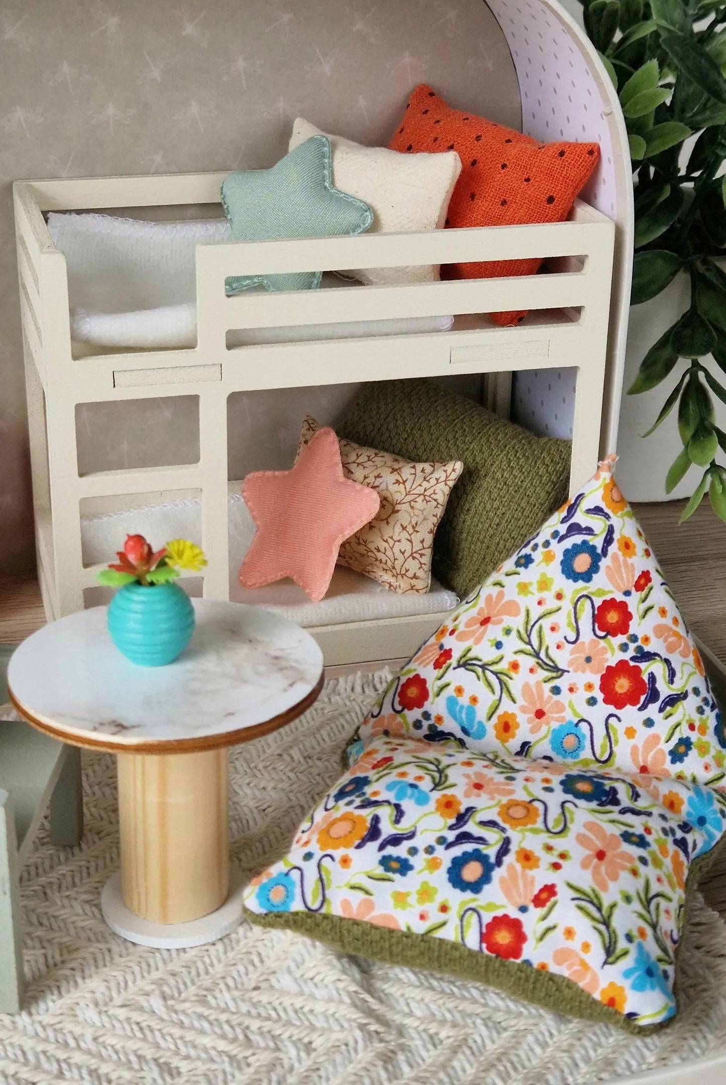 Reisepuppenhaus mit Frühlingsblumenmuster, kleines Puppenhaus im Koffer