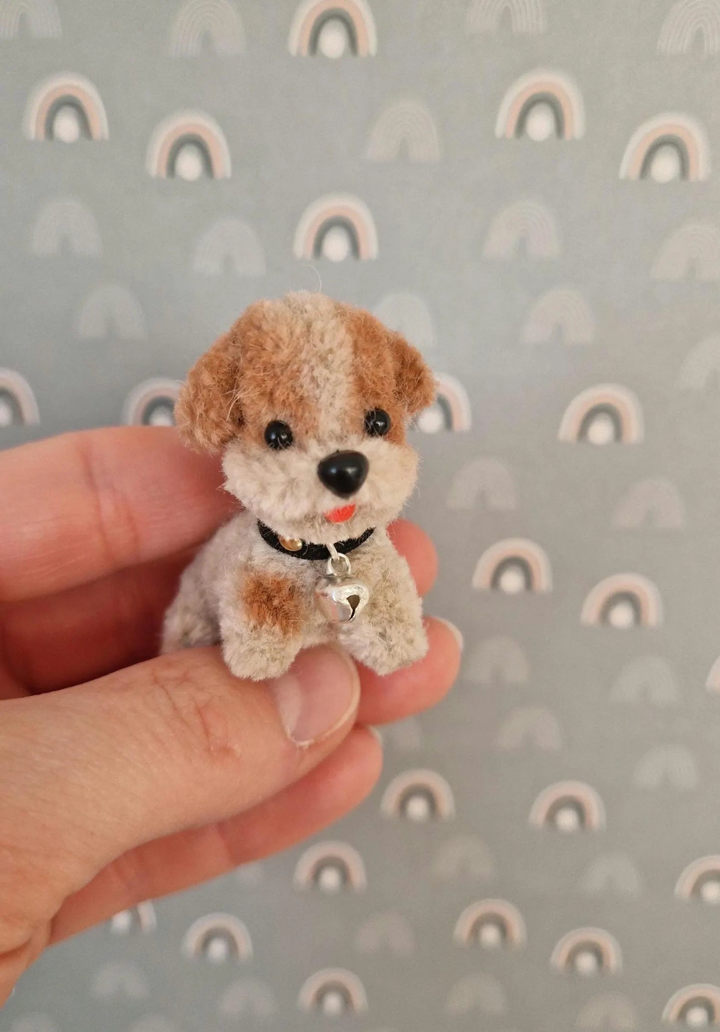 Miniatur-Hundebett mit kleinem Plüschhund – Puppenhaustiere, Miniatur-Hundezubehör