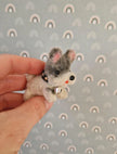 Miniatur-Hundebett mit kleinem Plüschhund – Puppenhaustiere, Miniatur-Hundezubehör