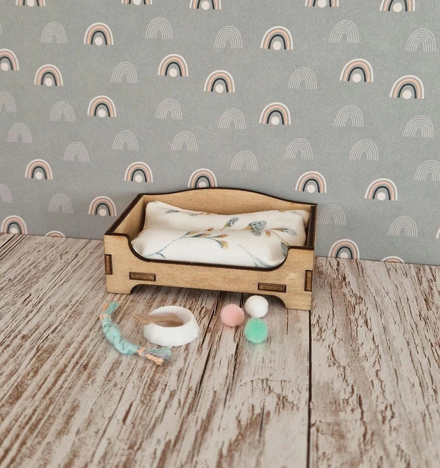 Miniatur-Hundebett mit kleinem Plüschhund – Puppenhaustiere, Miniatur-Hundezubehör