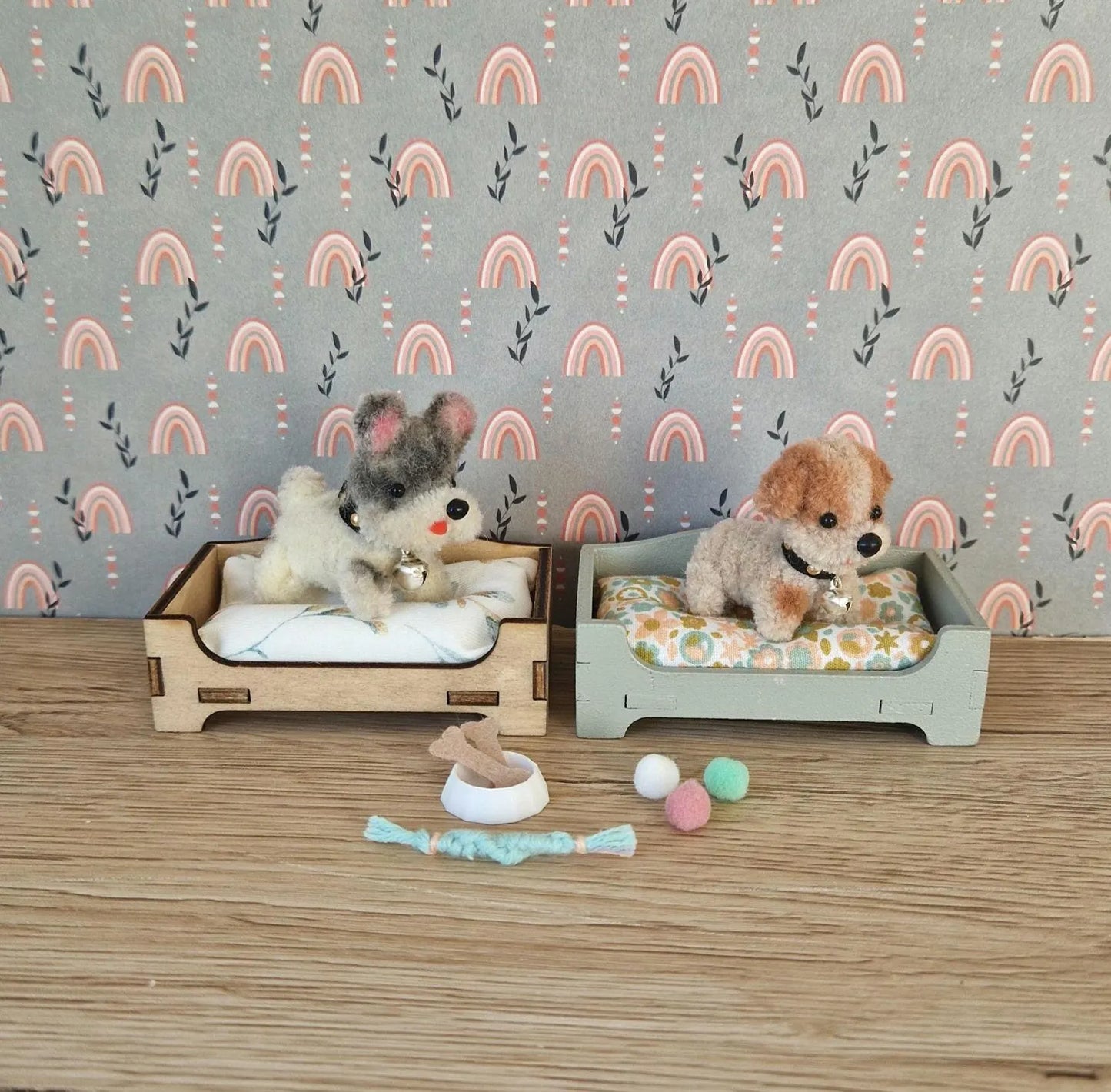 Miniatur-Hundebett mit kleinem Plüschhund – Puppenhaustiere, Miniatur-Hundezubehör