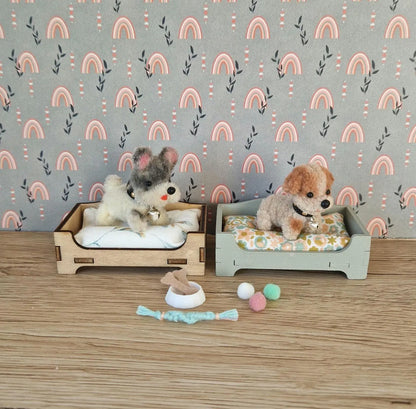 Miniatur-Hundebett mit kleinem Plüschhund – Puppenhaustiere, Miniatur-Hundezubehör