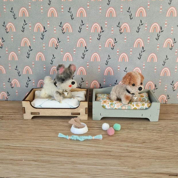 Miniatur-Hundebett mit kleinem Plüschhund – Puppenhaustiere, Miniatur-Hundezubehör