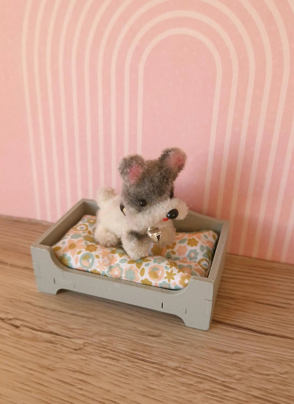 Miniatur-Hundebett mit kleinem Plüschhund – Puppenhaustiere, Miniatur-Hundezubehör