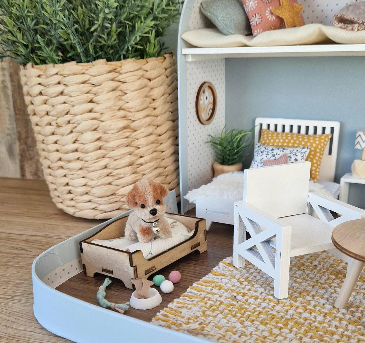 Miniatur-Hundebett mit kleinem Plüschhund – Puppenhaustiere, Miniatur-Hundezubehör